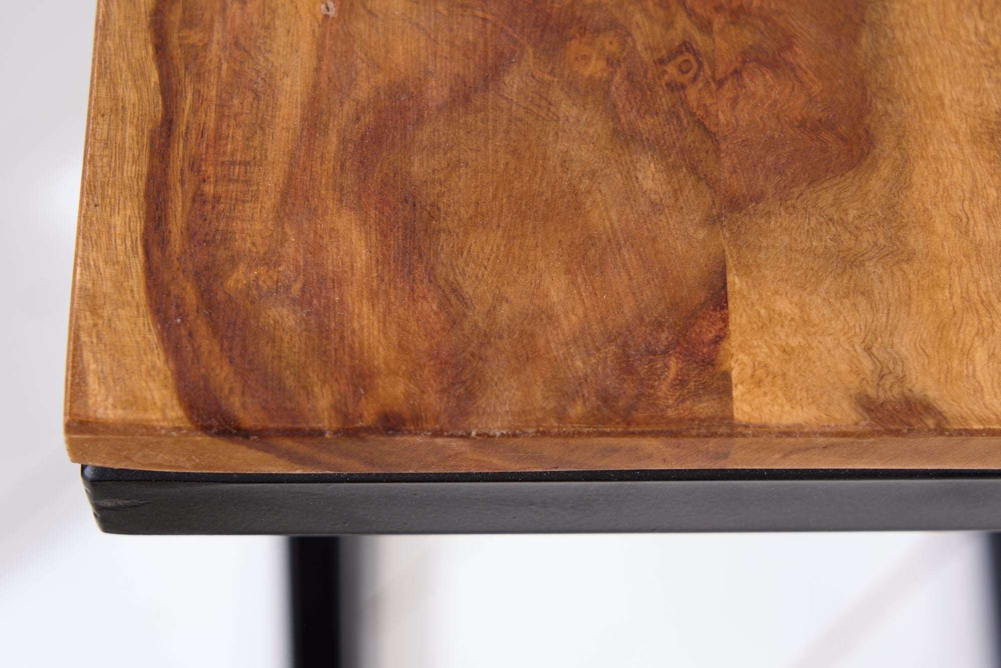 BUTLER mesa auxiliar de madera maciza 60cm marrón acabado piedra Sheesham metal negro
