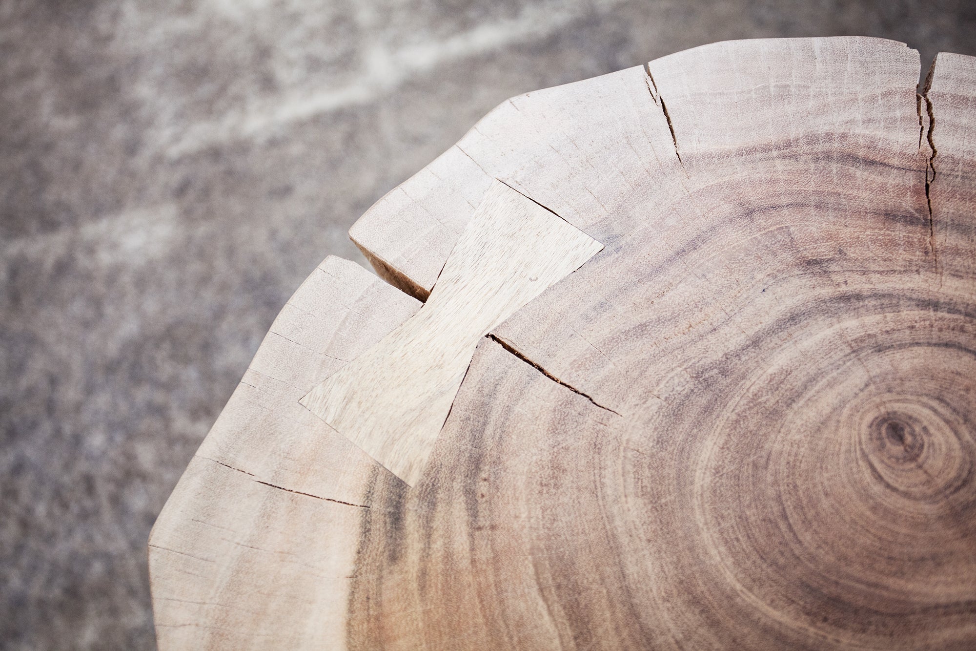 table-dappoint-en-bois-massif-goa-40cm-tronc-dacacia-naturel-pieds-epingle-a-cheveux-en-metal-noir_36707 (inv)