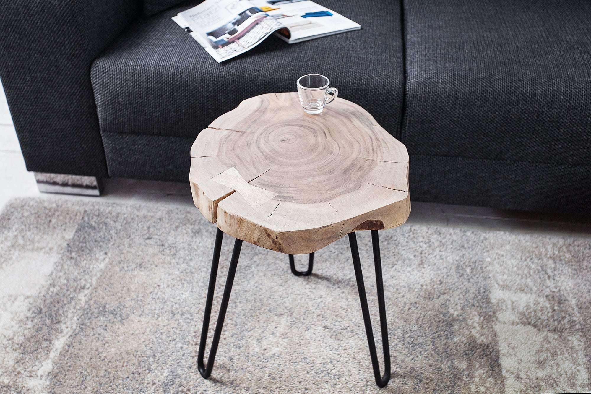 GOA Mesa auxiliar de madera maciza de 40 cm con tronco de acacia natural y patas de horquilla de metal negro