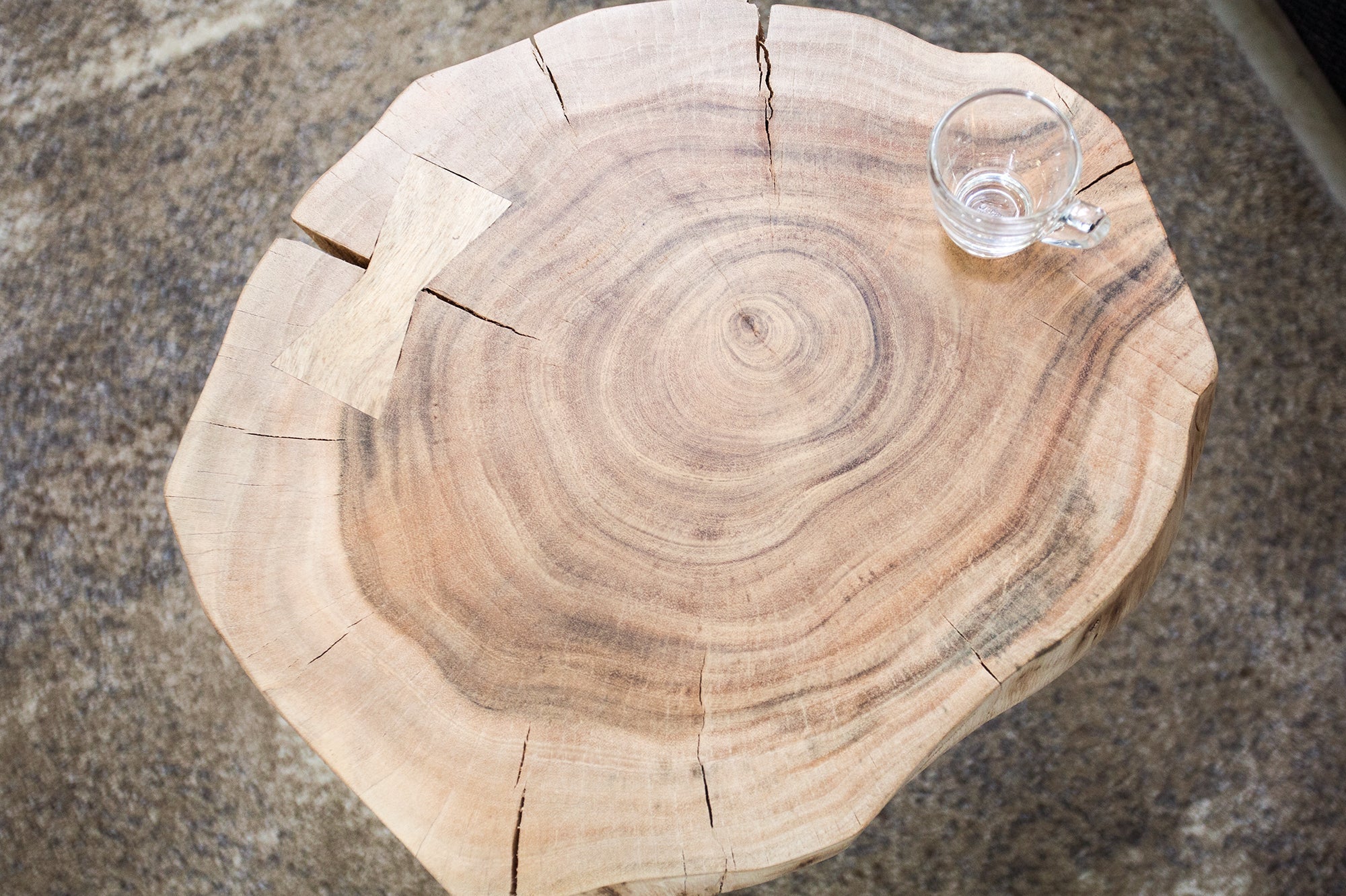 GOA Mesa auxiliar de madera maciza de 40 cm con tronco de acacia natural y patas de horquilla de metal negro