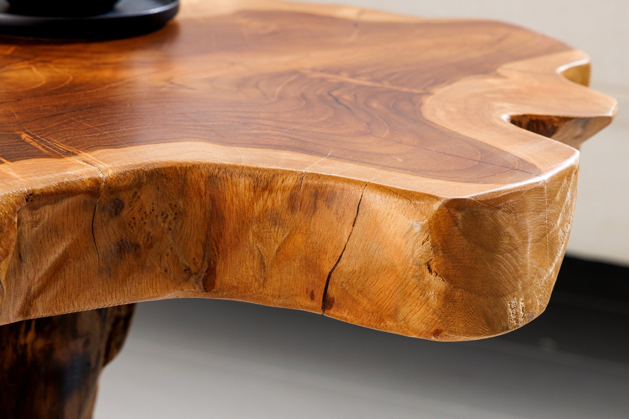 ROOT Mesa auxiliar de madera maciza de 40 cm en madera de raíz de teca natural con diseño de zancos