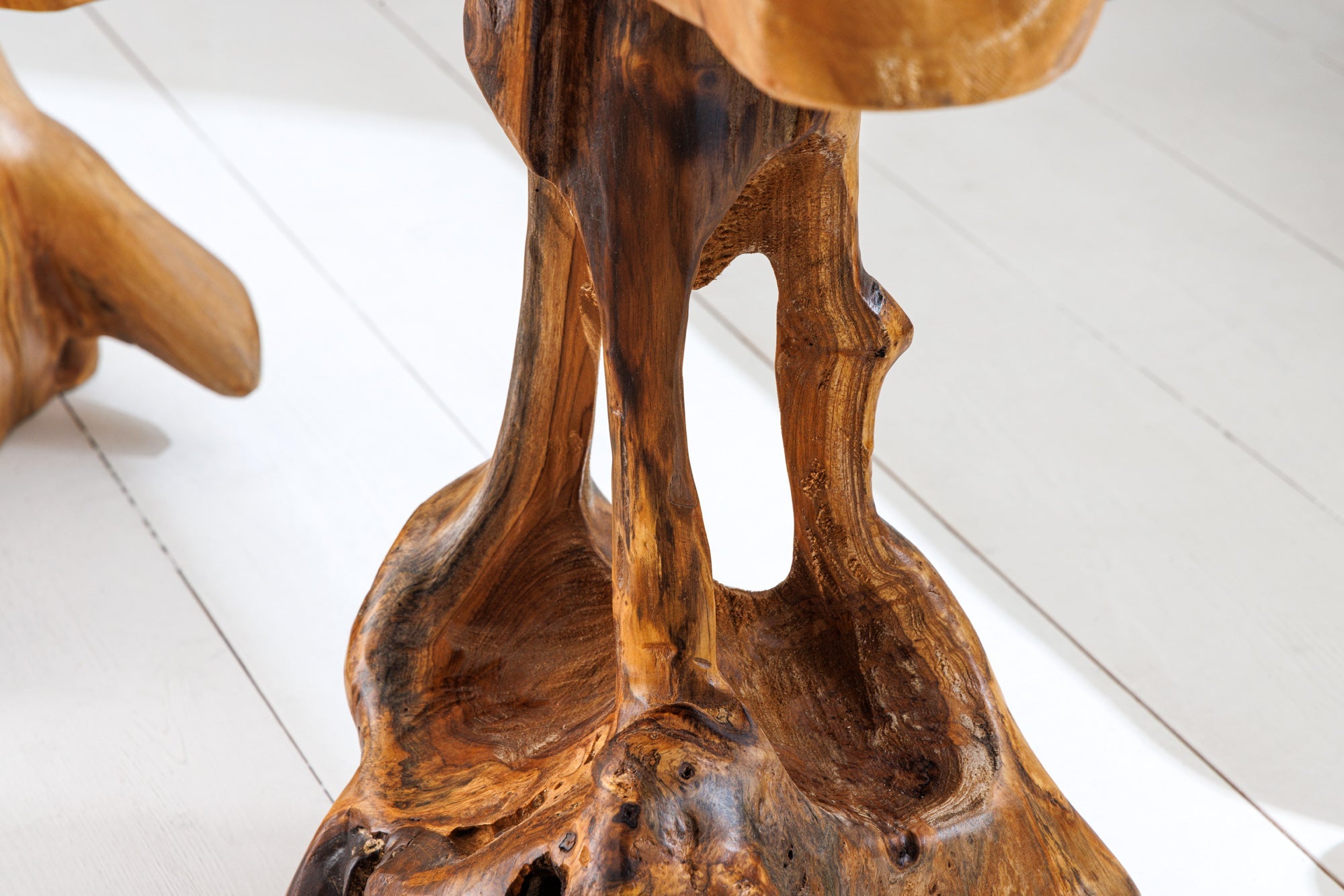 ROOT Mesa auxiliar de madera maciza de 40 cm en madera de raíz de teca natural con diseño de zancos
