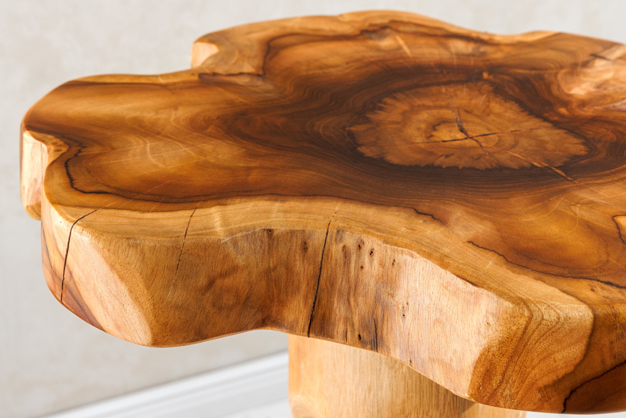 ROOT Mesa auxiliar de madera maciza de 70 cm en madera de raíz de teca natural con diseño de zanco