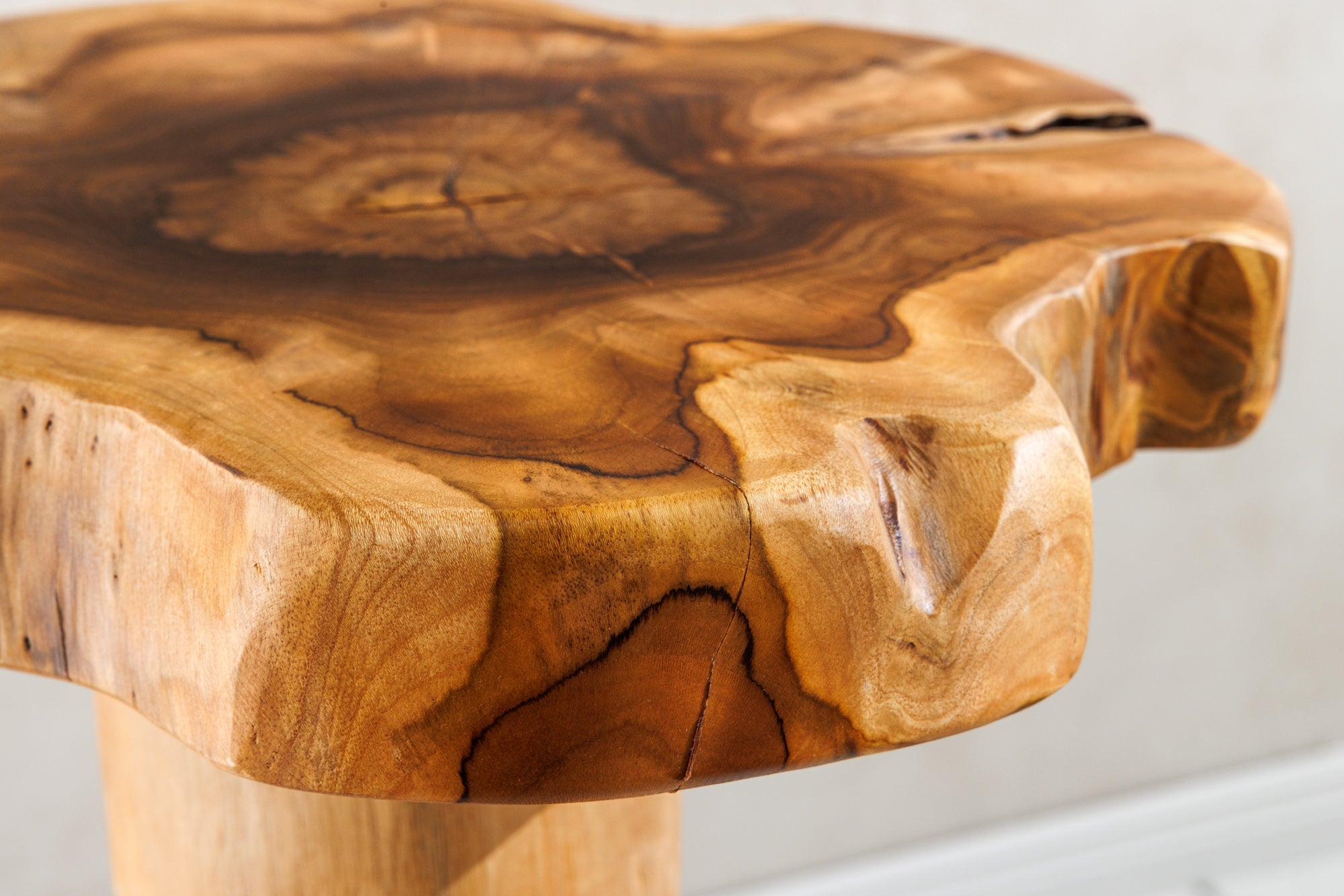 ROOT Mesa auxiliar de madera maciza de 70 cm en madera de raíz de teca natural con diseño de zanco