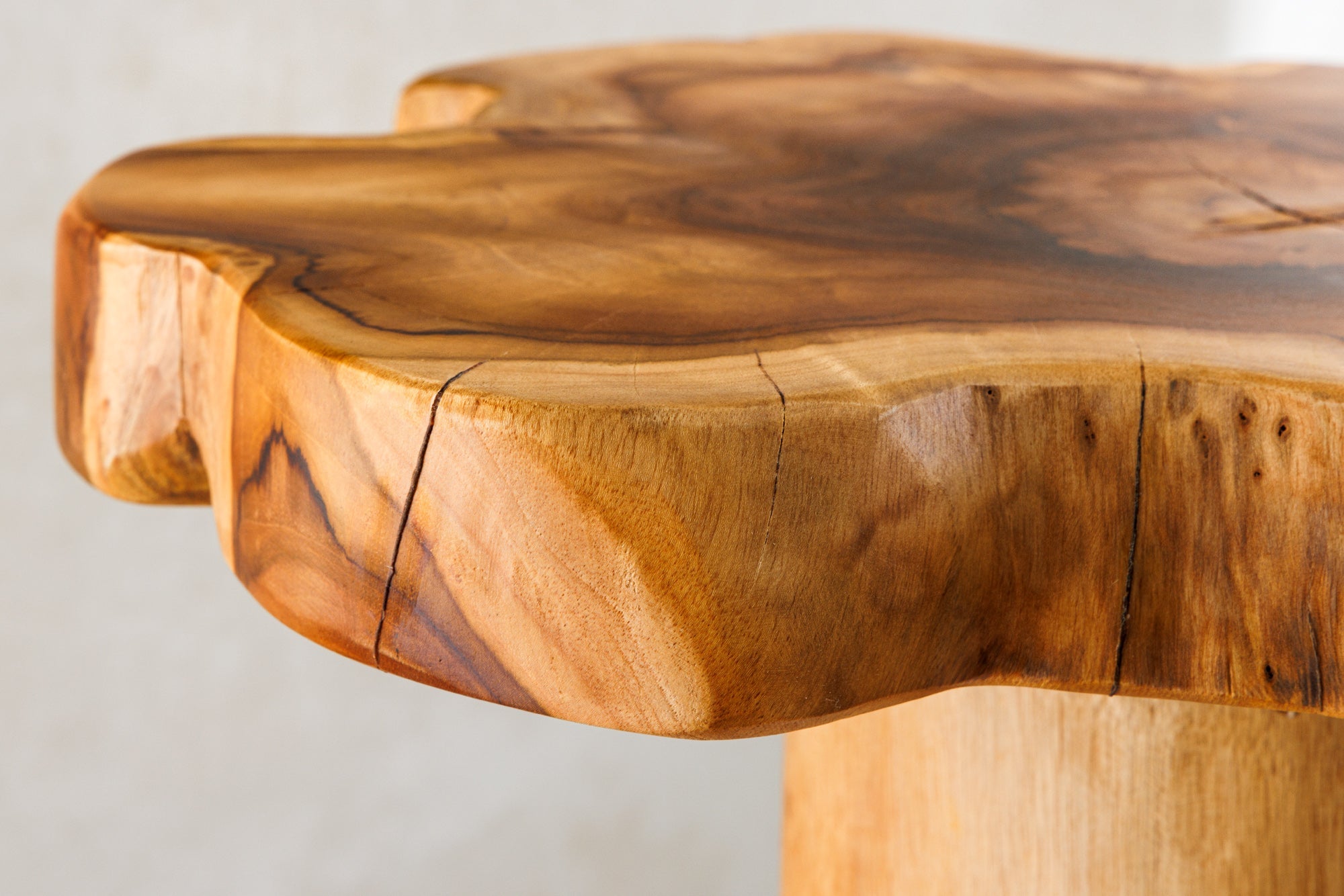 ROOT Mesa auxiliar de madera maciza de 70 cm en madera de raíz de teca natural con diseño de zanco