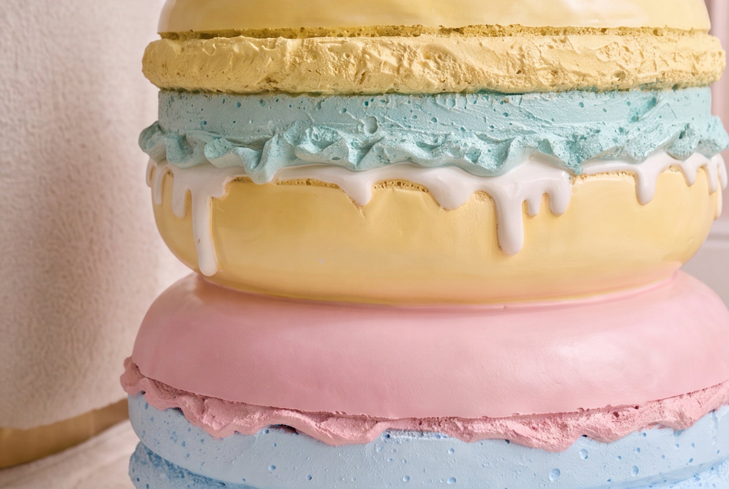 Table d’appoint extraordinaire MACARONS 50cm jaune rose en fibre de verre ronde fait main