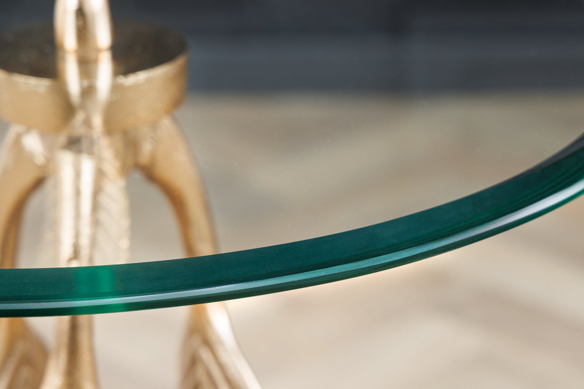 Table d’appoint extravagante FEATHER 65cm plateau en verre doré fait main ronde