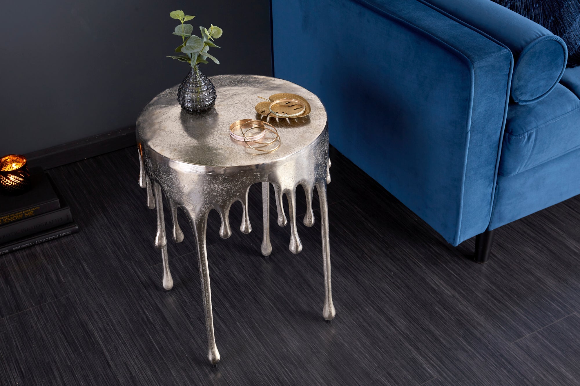 Extravagante mesa auxiliar redonda LIQUID LINE de 50 cm con diseño de gota metálica de aluminio