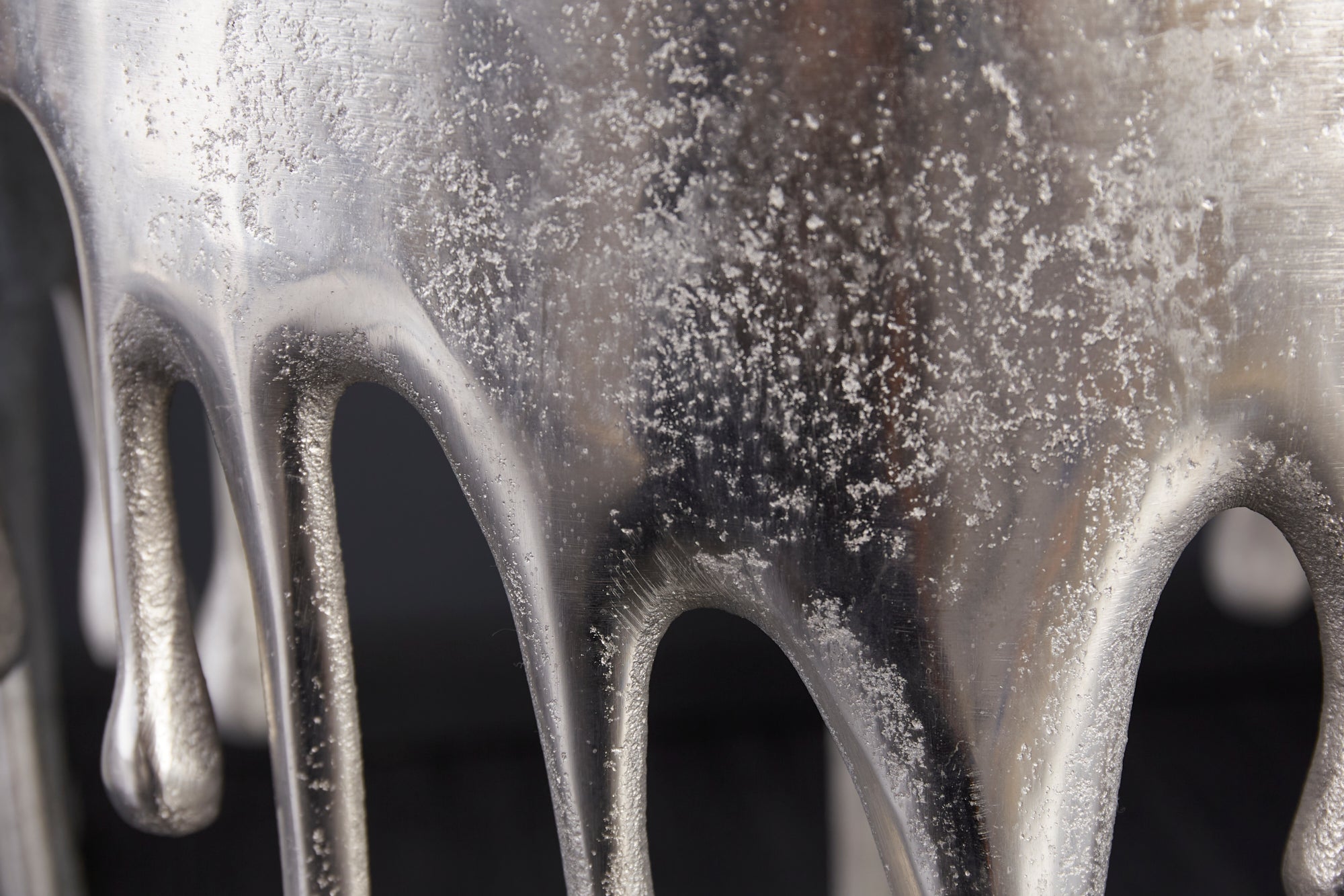 Extravagante mesa auxiliar redonda LIQUID LINE de 50 cm con diseño de gota metálica de aluminio