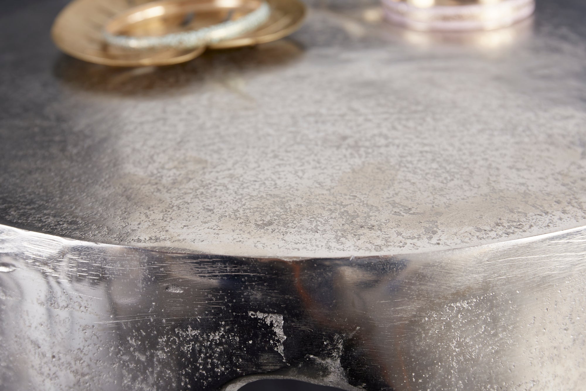 Extravagante mesa auxiliar redonda LIQUID LINE de 50 cm con diseño de gota metálica de aluminio