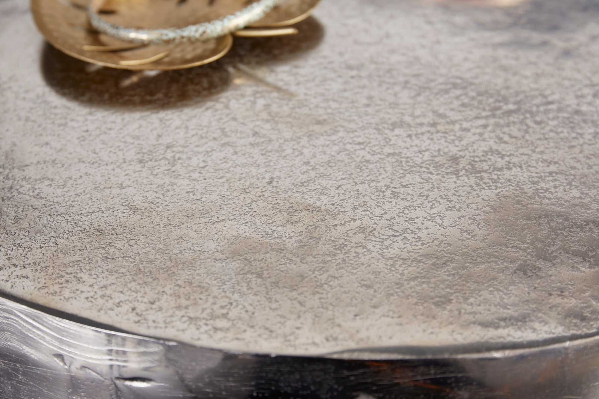 Extravagante mesa auxiliar redonda LIQUID LINE de 50 cm con diseño de gota metálica de aluminio