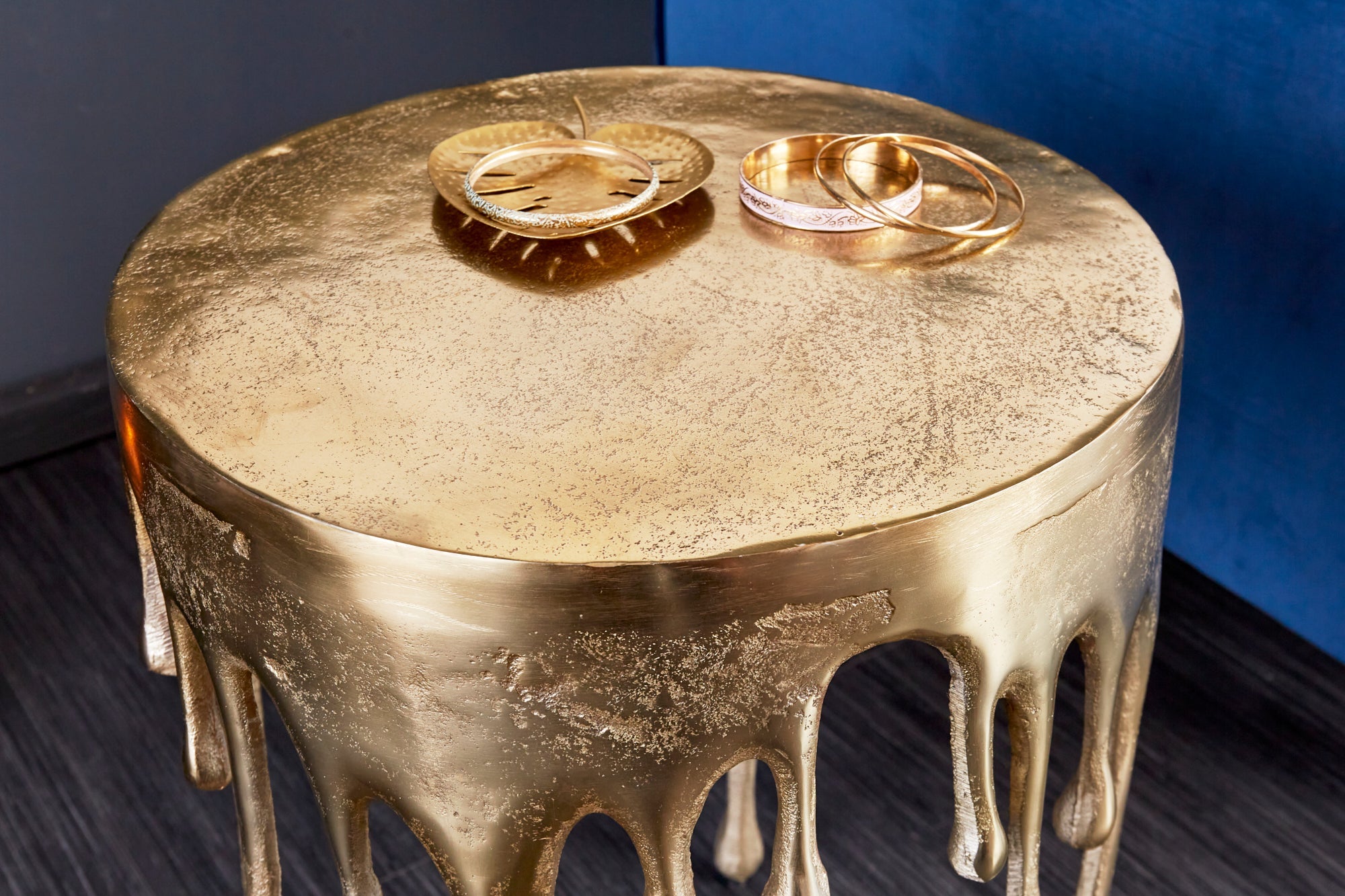 Extravagante mesa auxiliar LIQUID LINE 50cm redonda de aluminio metal dorado diseño gota