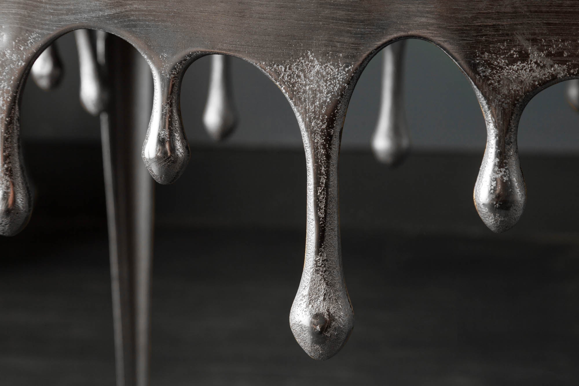 Table d’appoint extravagante LIQUID LINE S 34cm design en forme de larme argentée