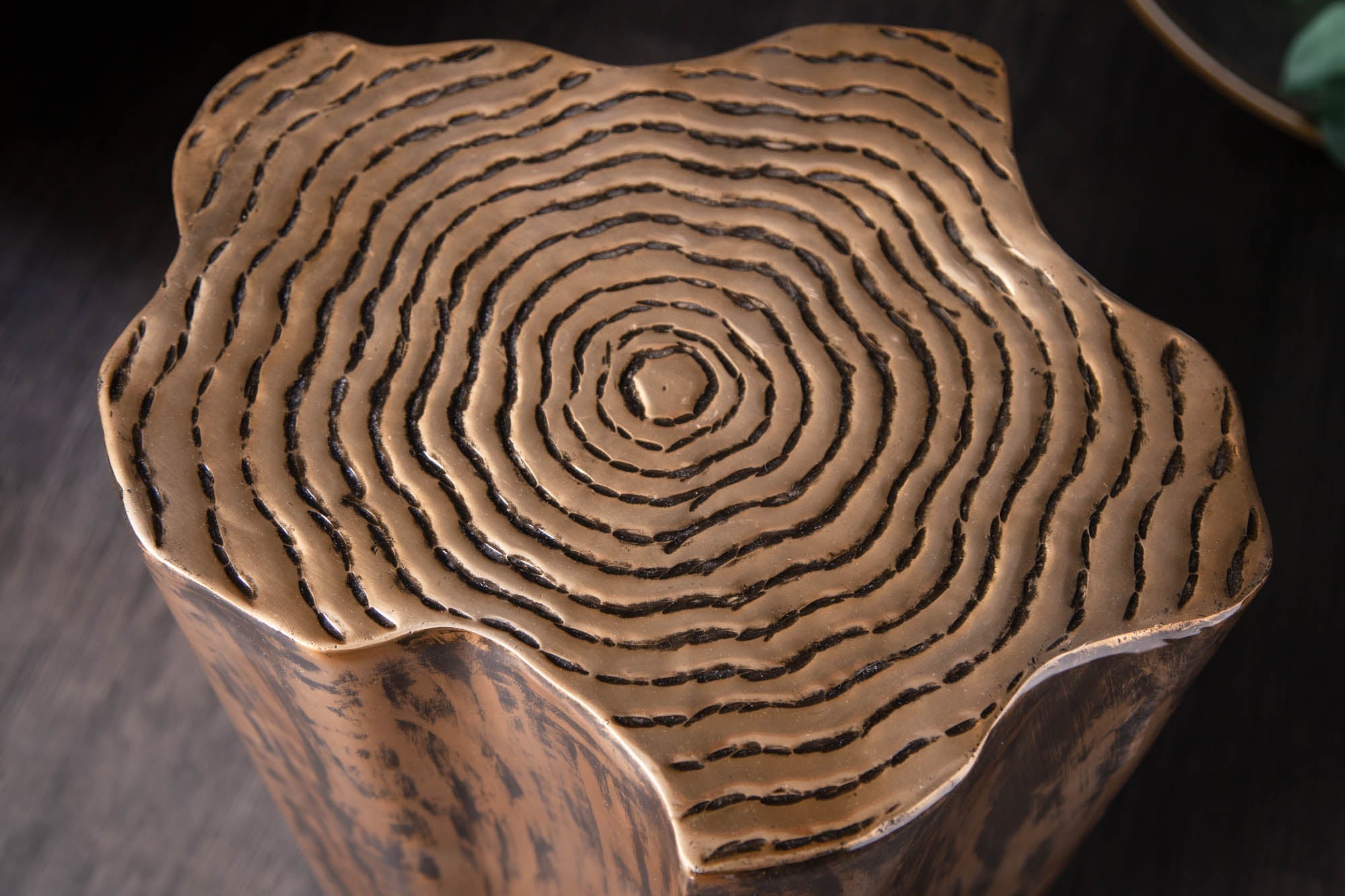 Table d’appoint extravagante ORGANIC ORIENT 45cm design tronc d’arbre en métal doré