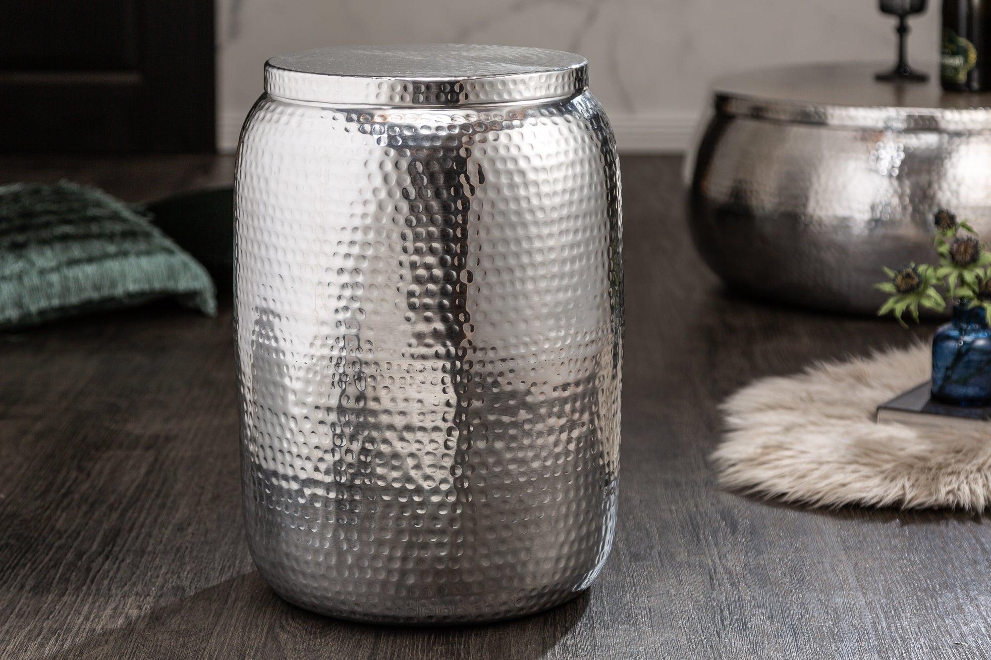 Table d’appoint faite main ORIENT STORAGE 50cm design martelé en argent avec espace de rangement rond
