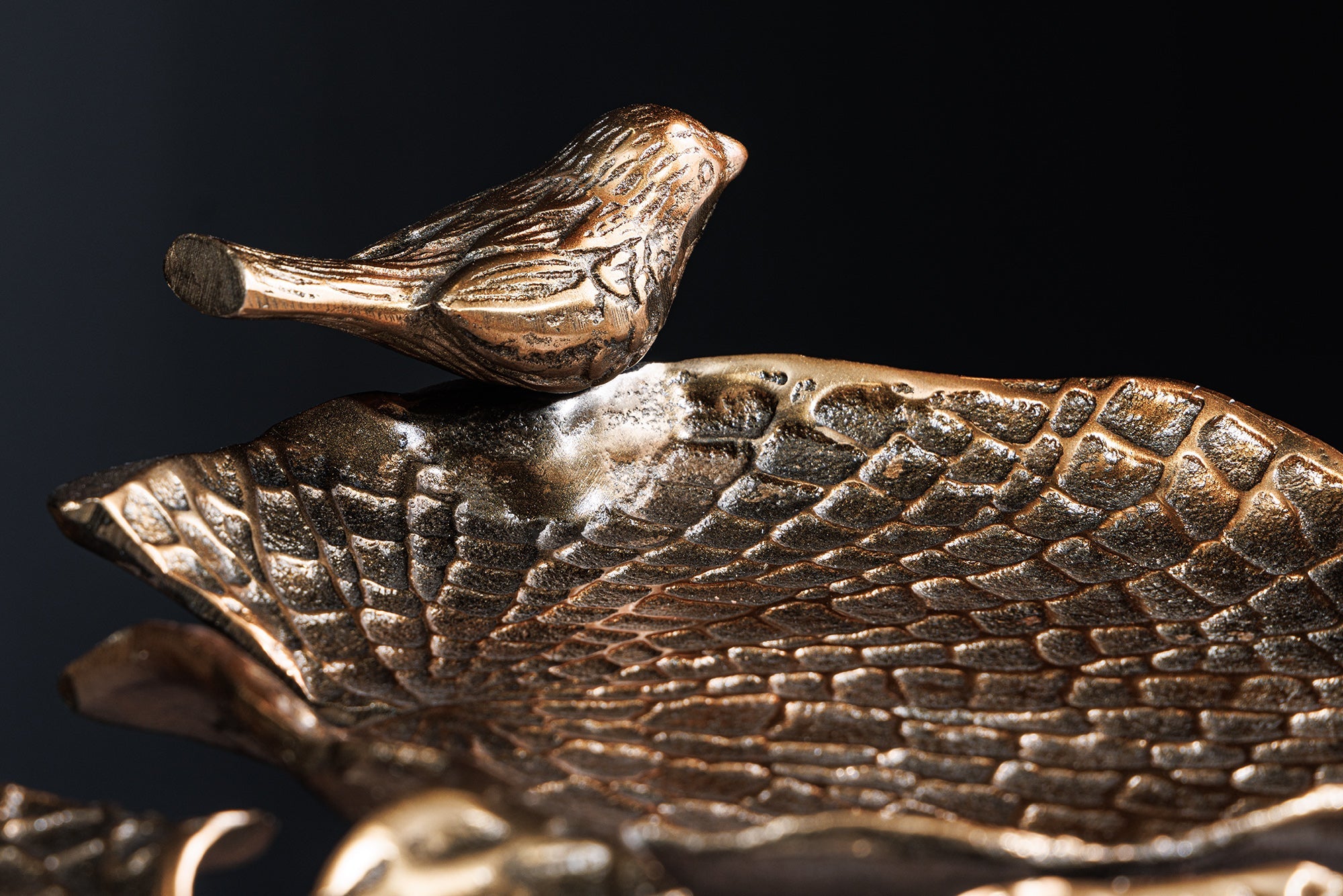 BIRDS Mesa auxiliar de 65 cm para interior y exterior en latón envejecido, diseño de hoja, escultura de pájaro resistente a la intemperie