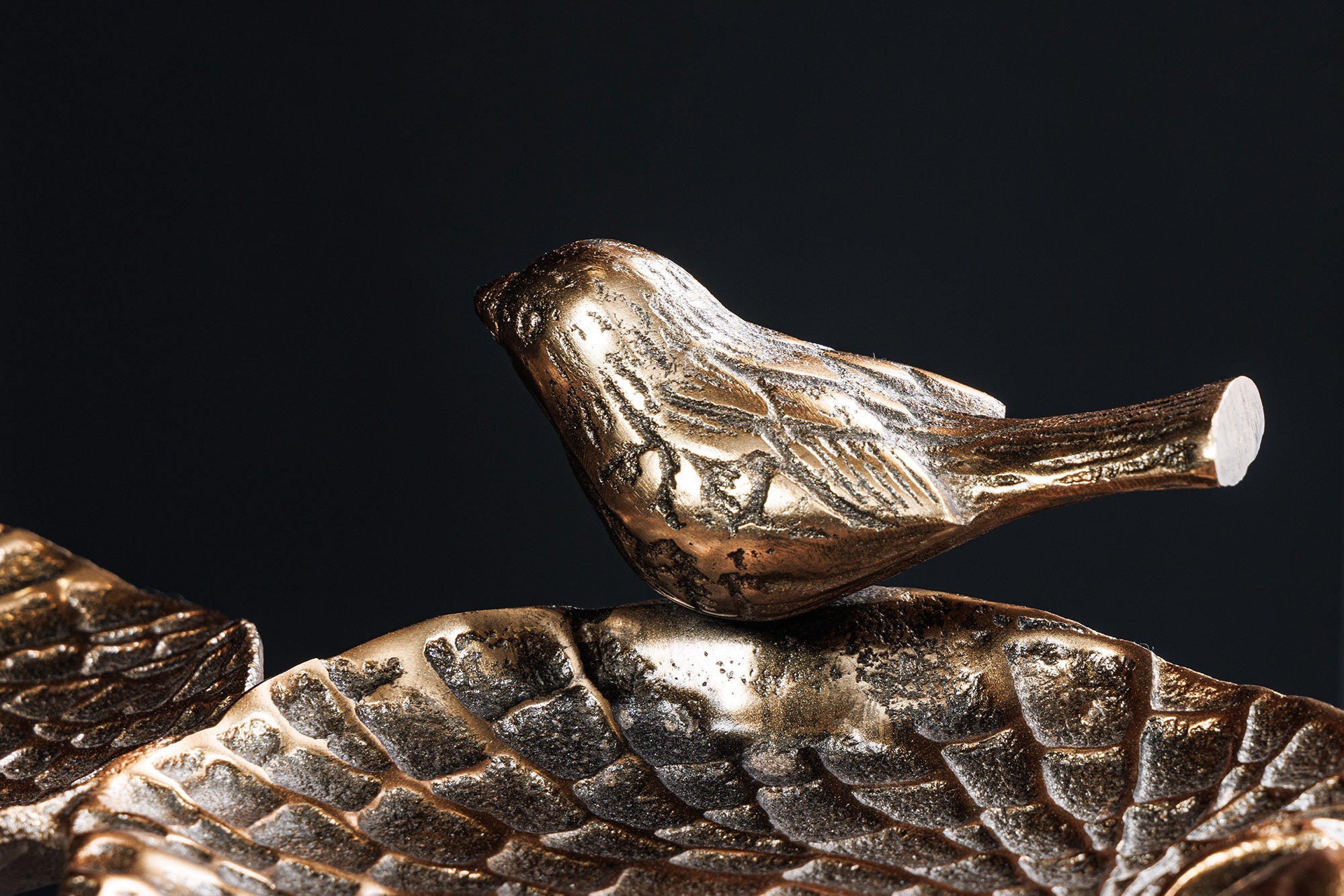 BIRDS Mesa auxiliar de 65 cm para interior y exterior en latón envejecido, diseño de hoja, escultura de pájaro resistente a la intemperie