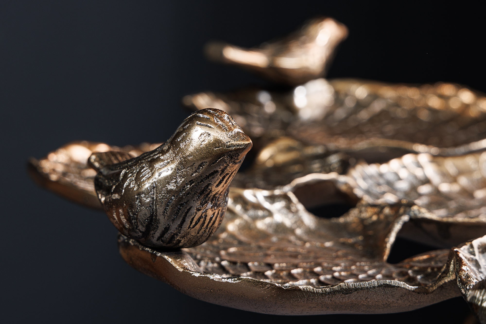 BIRDS Mesa auxiliar de 65 cm para interior y exterior en latón envejecido, diseño de hoja, escultura de pájaro resistente a la intemperie