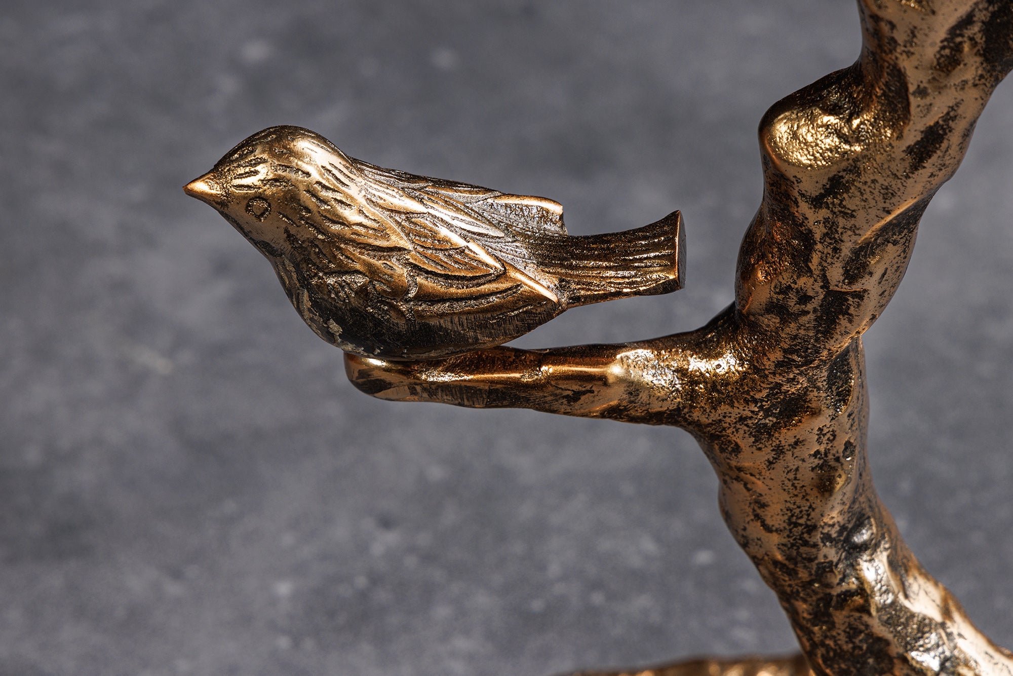 BIRDS Mesa auxiliar de 65 cm para interior y exterior en latón envejecido, diseño de hoja, escultura de pájaro resistente a la intemperie