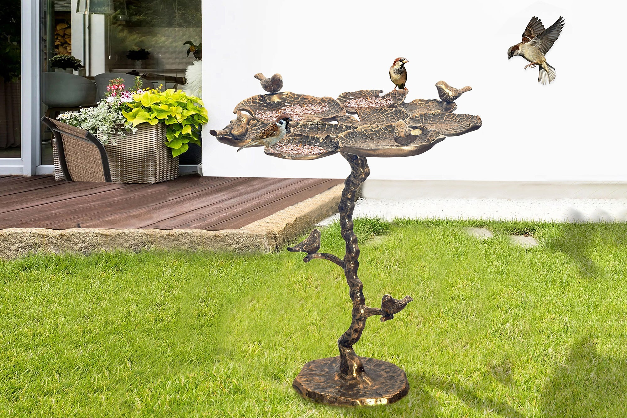 BIRDS Mesa auxiliar de 65 cm para interior y exterior en latón envejecido, diseño de hoja, escultura de pájaro resistente a la intemperie