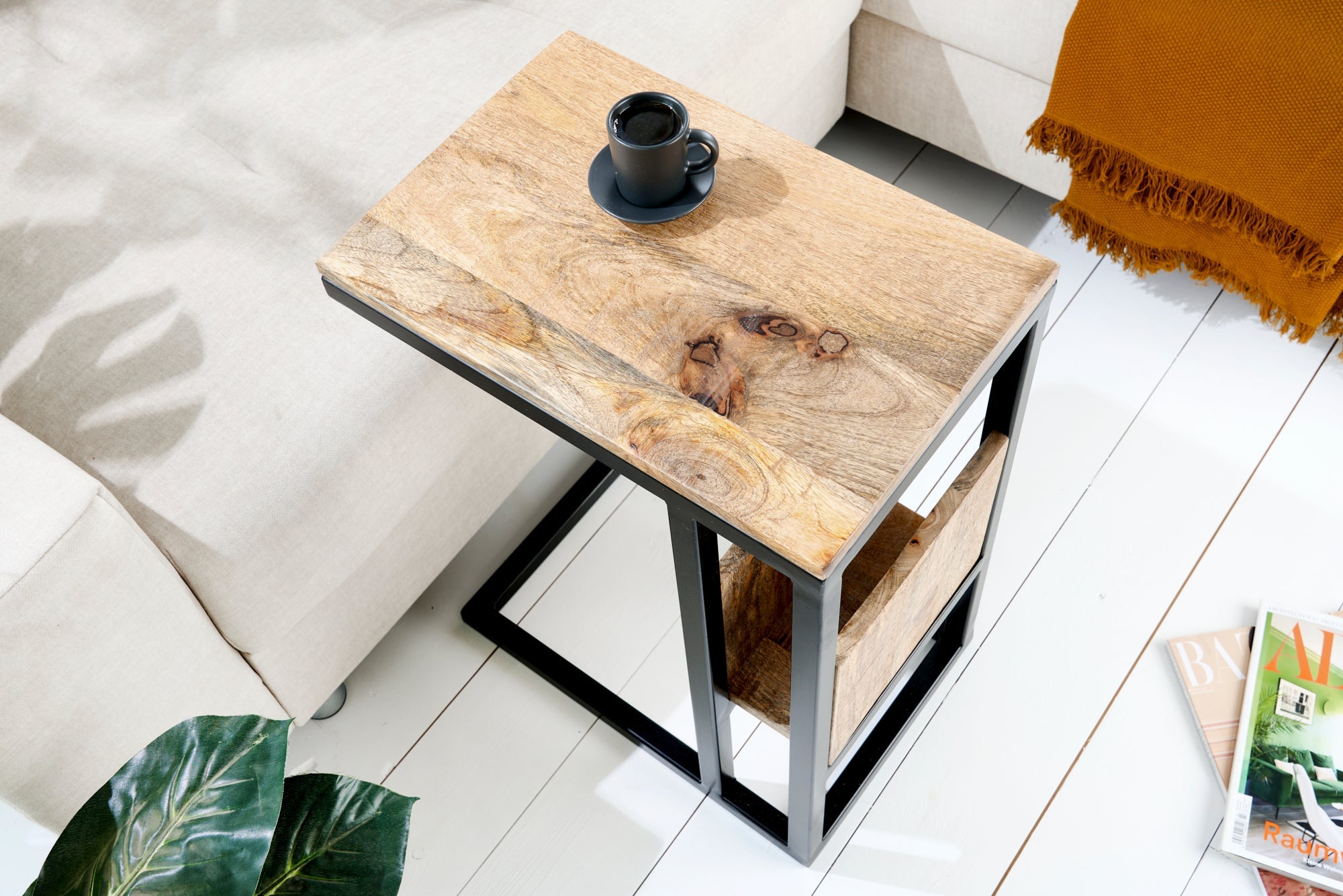 CONCIERGE Mesa auxiliar moderna de 60 cm en madera de mango natural con espacio de almacenamiento y estructura metálica