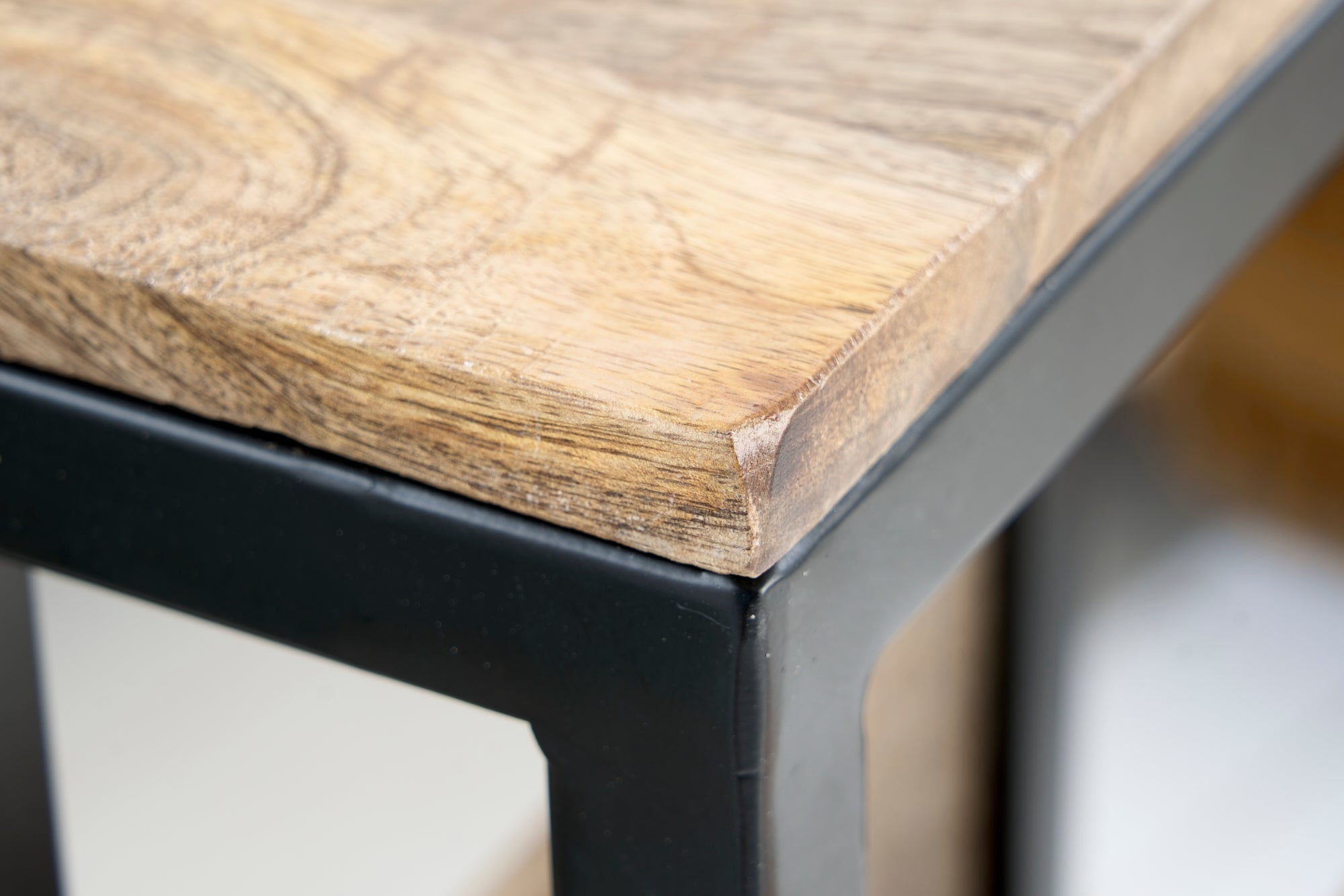 CONCIERGE Mesa auxiliar moderna de 60 cm en madera de mango natural con espacio de almacenamiento y estructura metálica