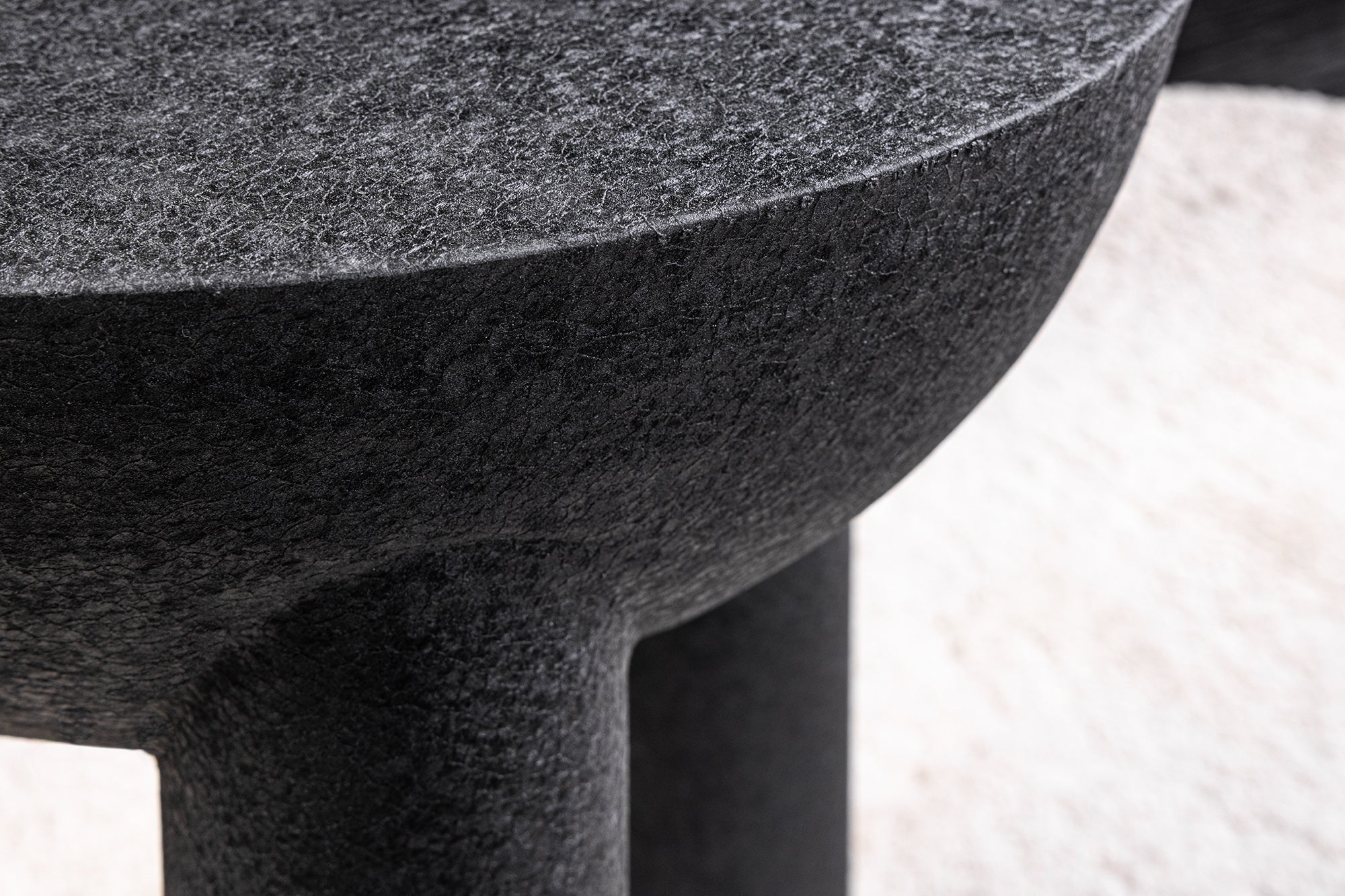 Table d'appoint ronde ABSTRACT 50cm fer noir boule en bois de manguier fait main