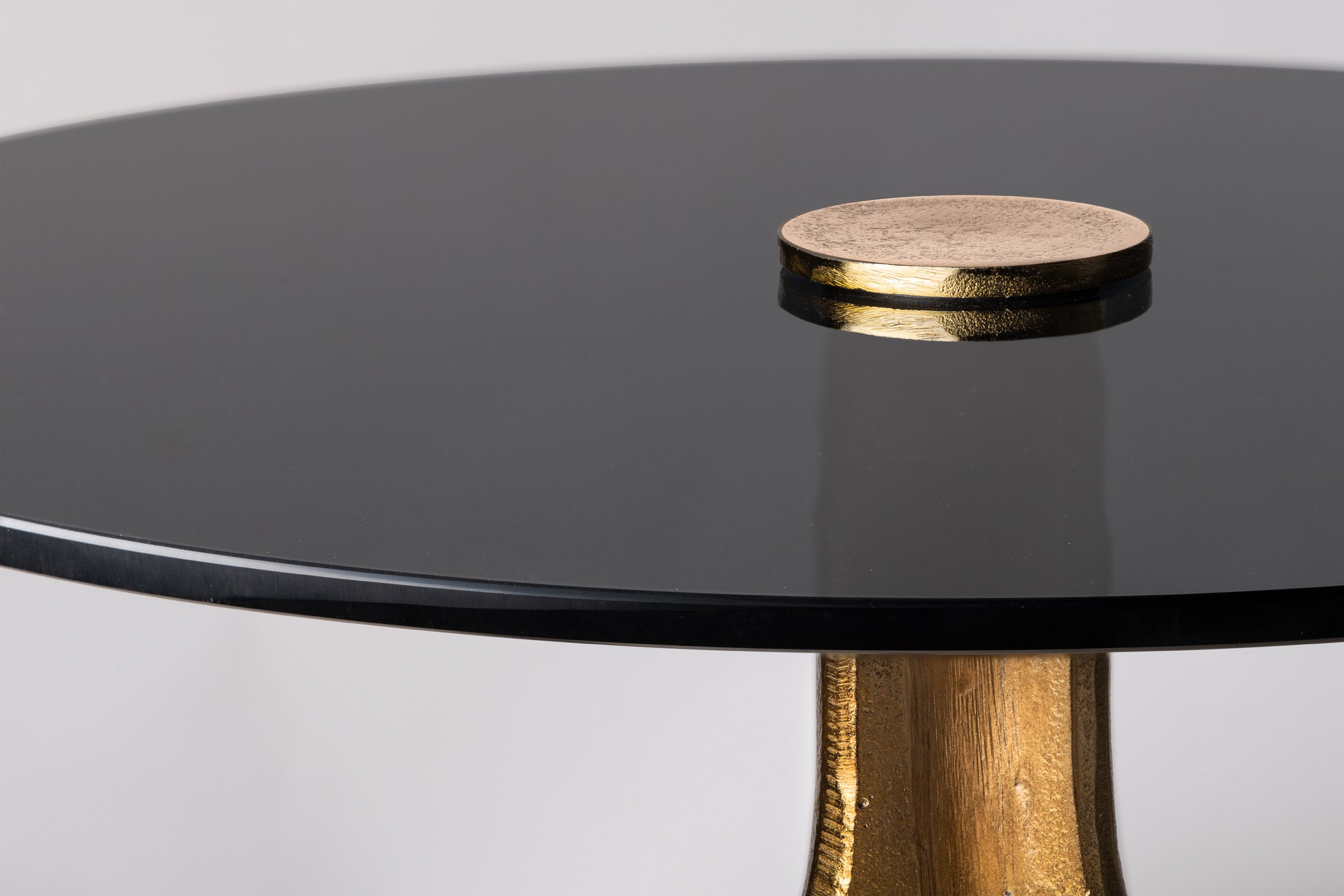 ABSTRACT mesa auxiliar redonda 60cm latón dorado patas de metal negro vidrio hecho a mano