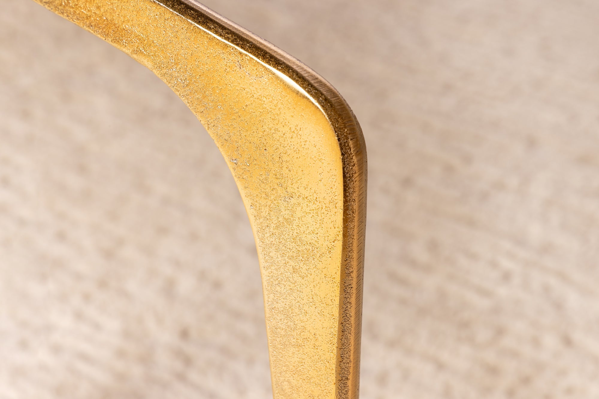 ABSTRACT mesa auxiliar redonda 60cm latón dorado patas de metal negro vidrio hecho a mano