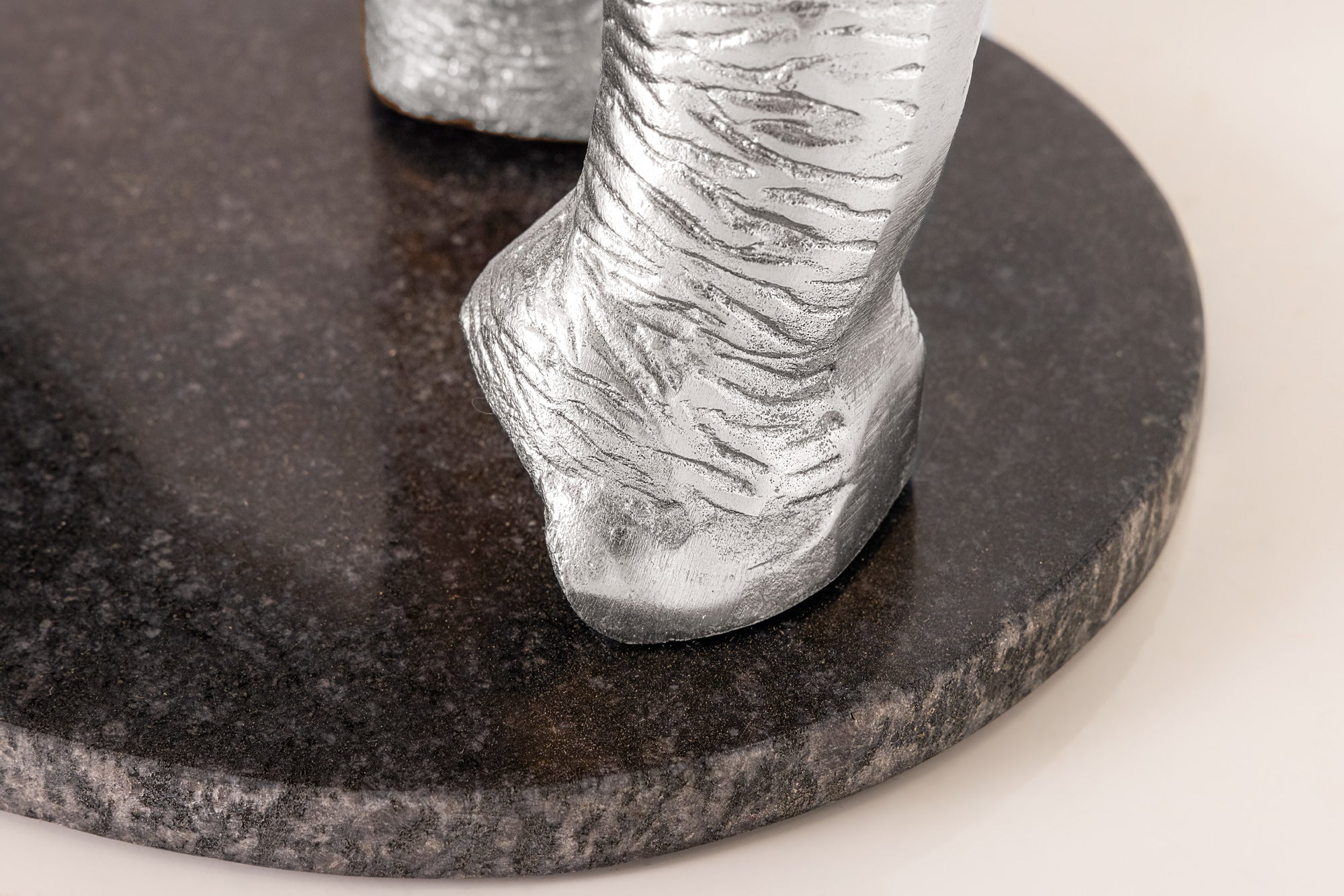ELEFANTE mesa auxiliar redonda 80cm metal plateado cristal marmol escultura hecha a mano
