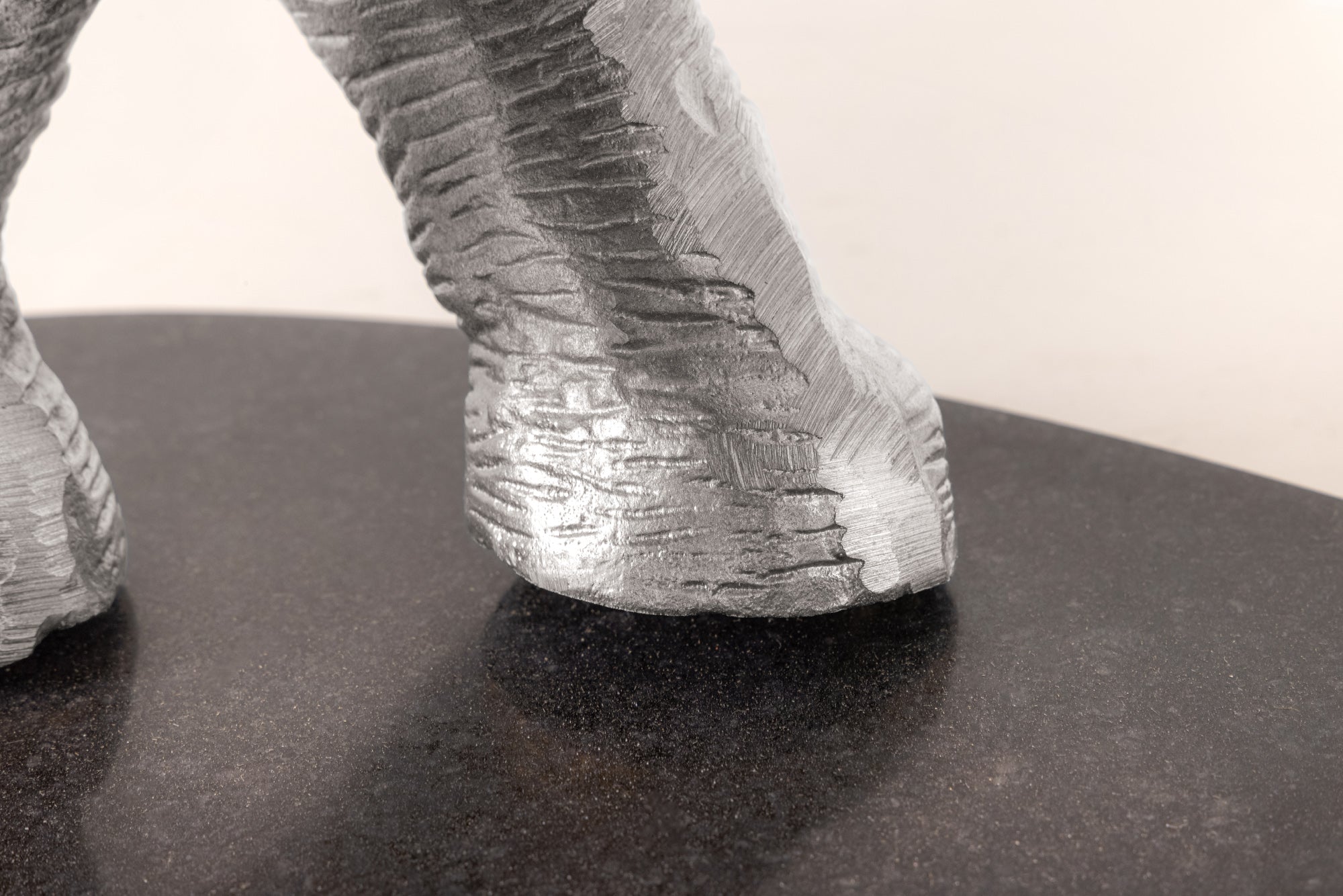 ELEFANTE mesa auxiliar redonda 80cm metal plateado cristal marmol escultura hecha a mano