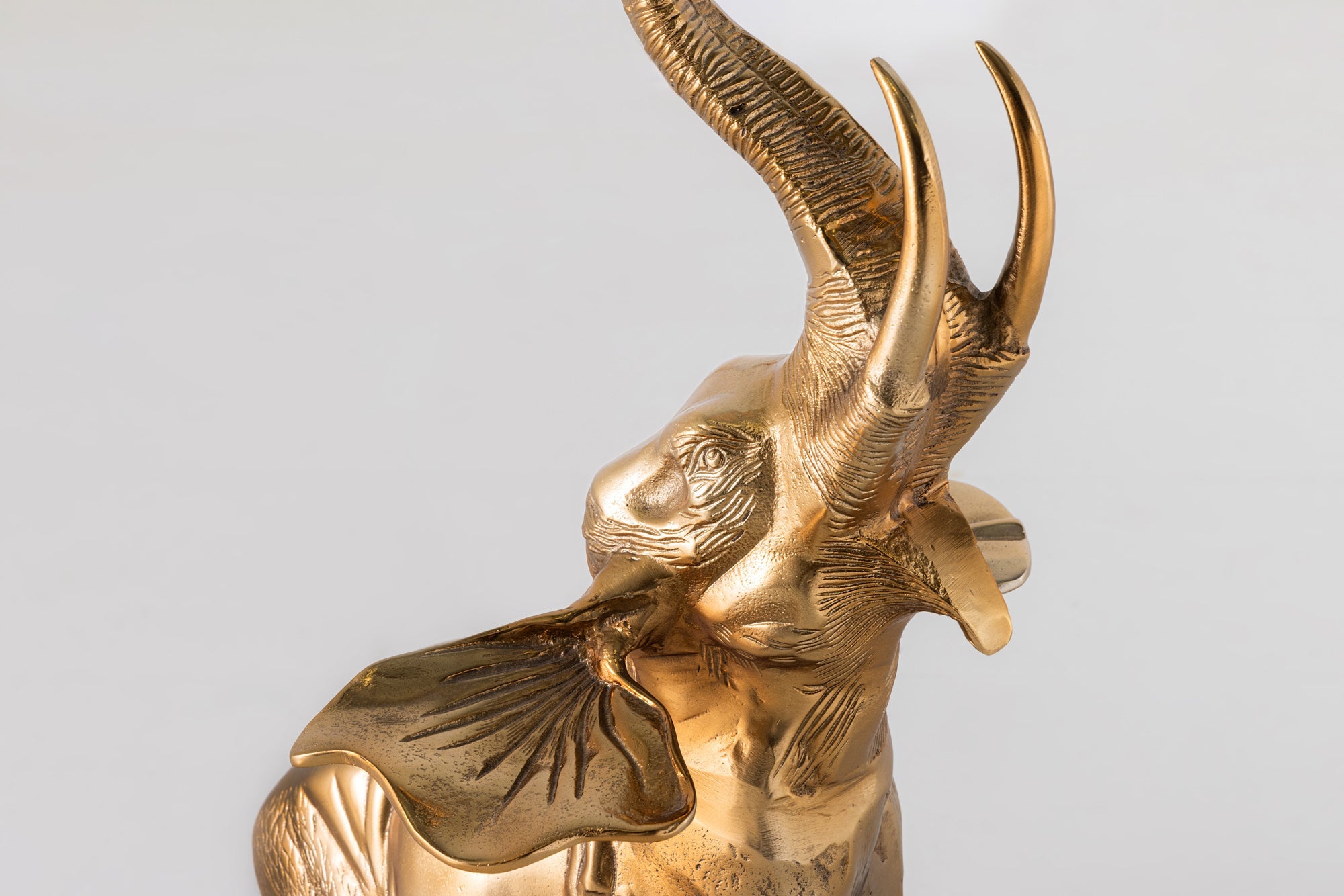 ELEFANTE mesa auxiliar redonda 80cm metal dorado cristal marmol escultura hecha a mano