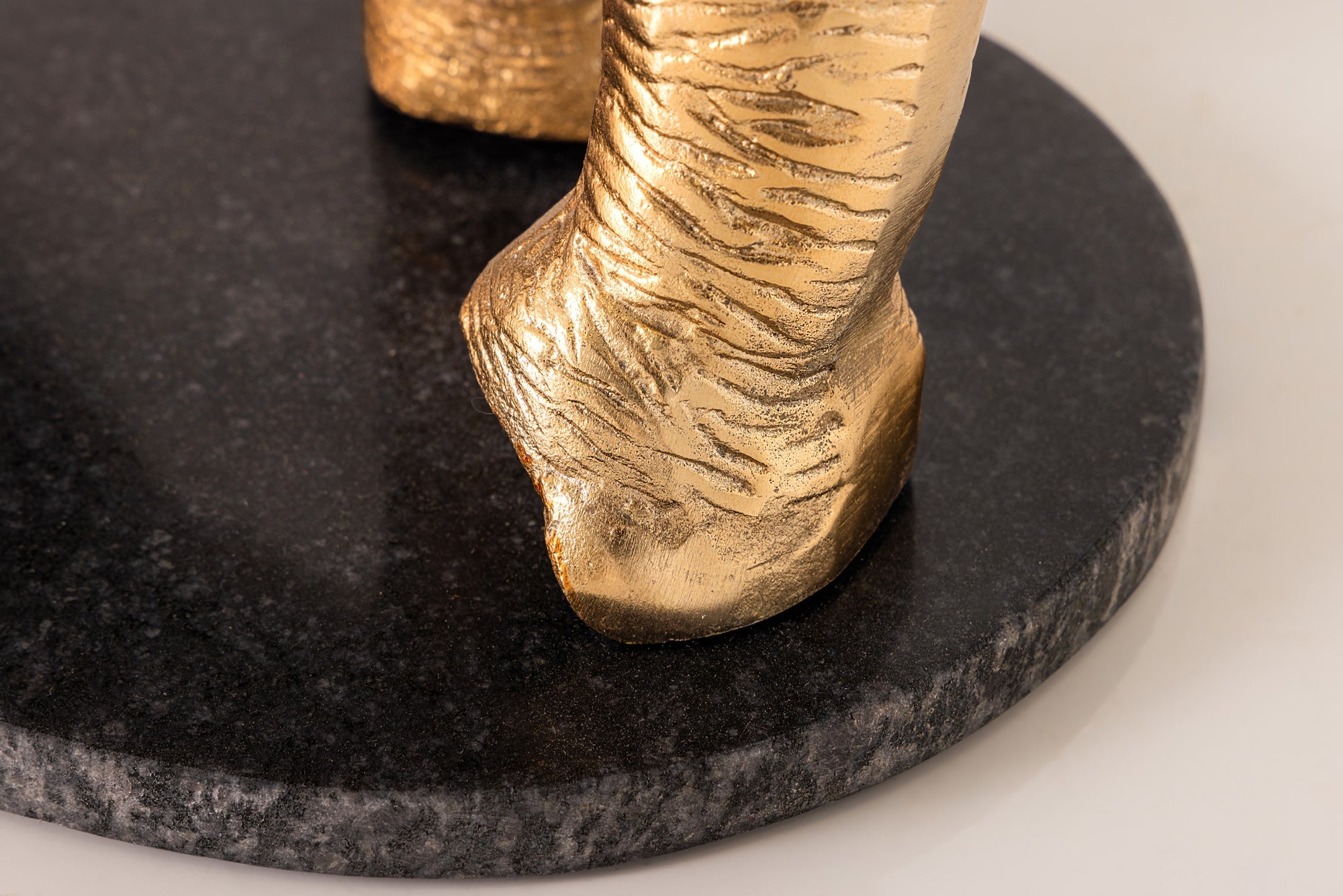ELEFANTE mesa auxiliar redonda 80cm metal dorado cristal marmol escultura hecha a mano