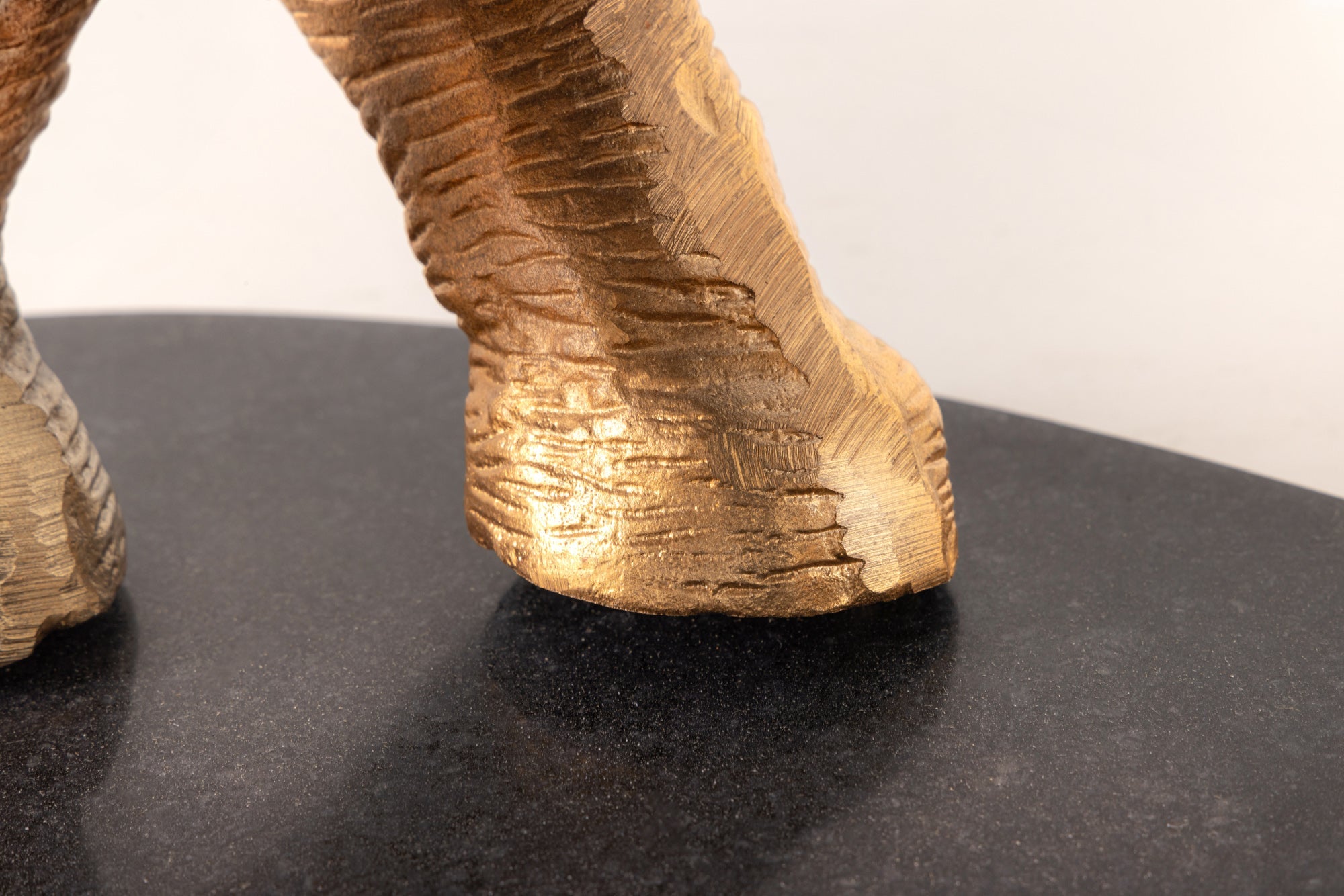 ELEFANTE mesa auxiliar redonda 80cm metal dorado cristal marmol escultura hecha a mano