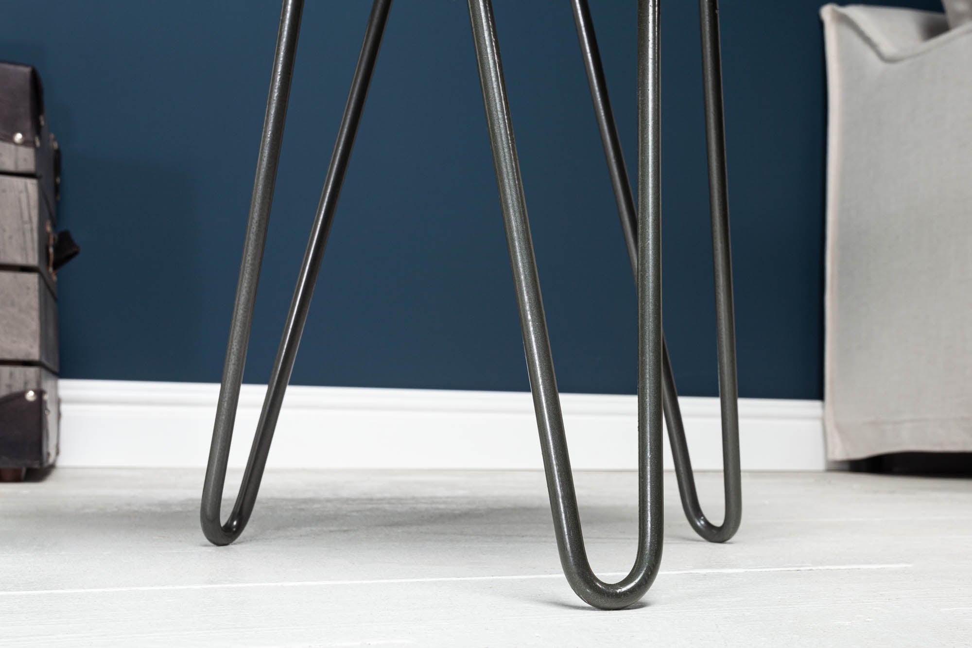 Mesa auxiliar redonda GOA 45cm madera maciza de acacia disco gris patas metálicas de pasador