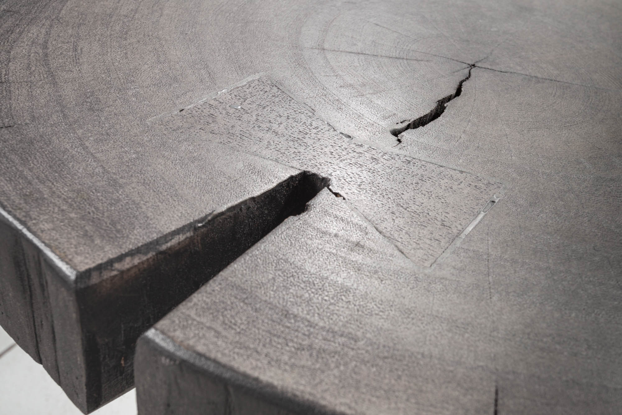 Mesa auxiliar redonda GOA 45cm madera maciza de acacia disco gris patas metálicas de pasador