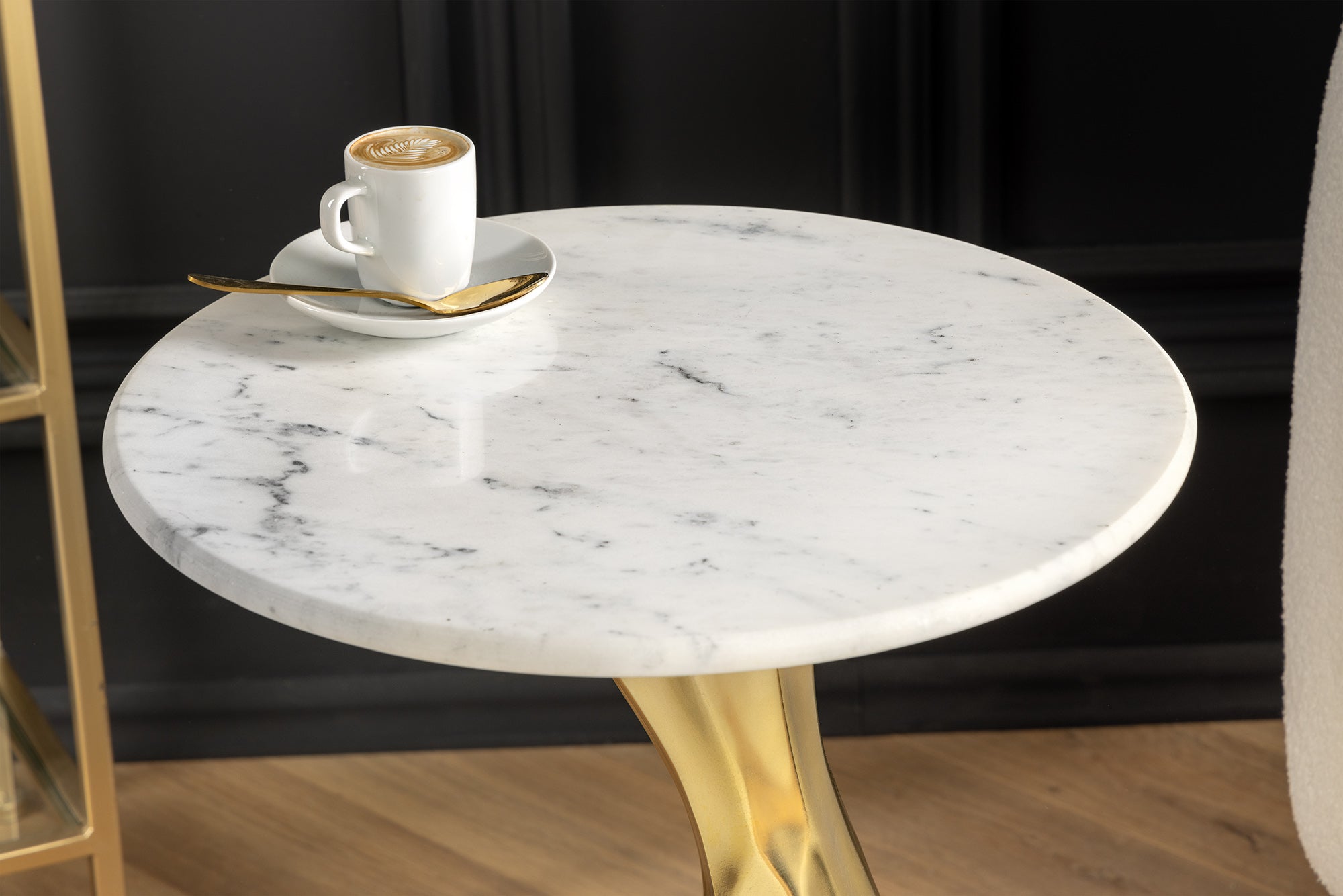 TEAR Mesa auxiliar redonda de 60 cm en oro blanco con tapa de mármol hecha a mano