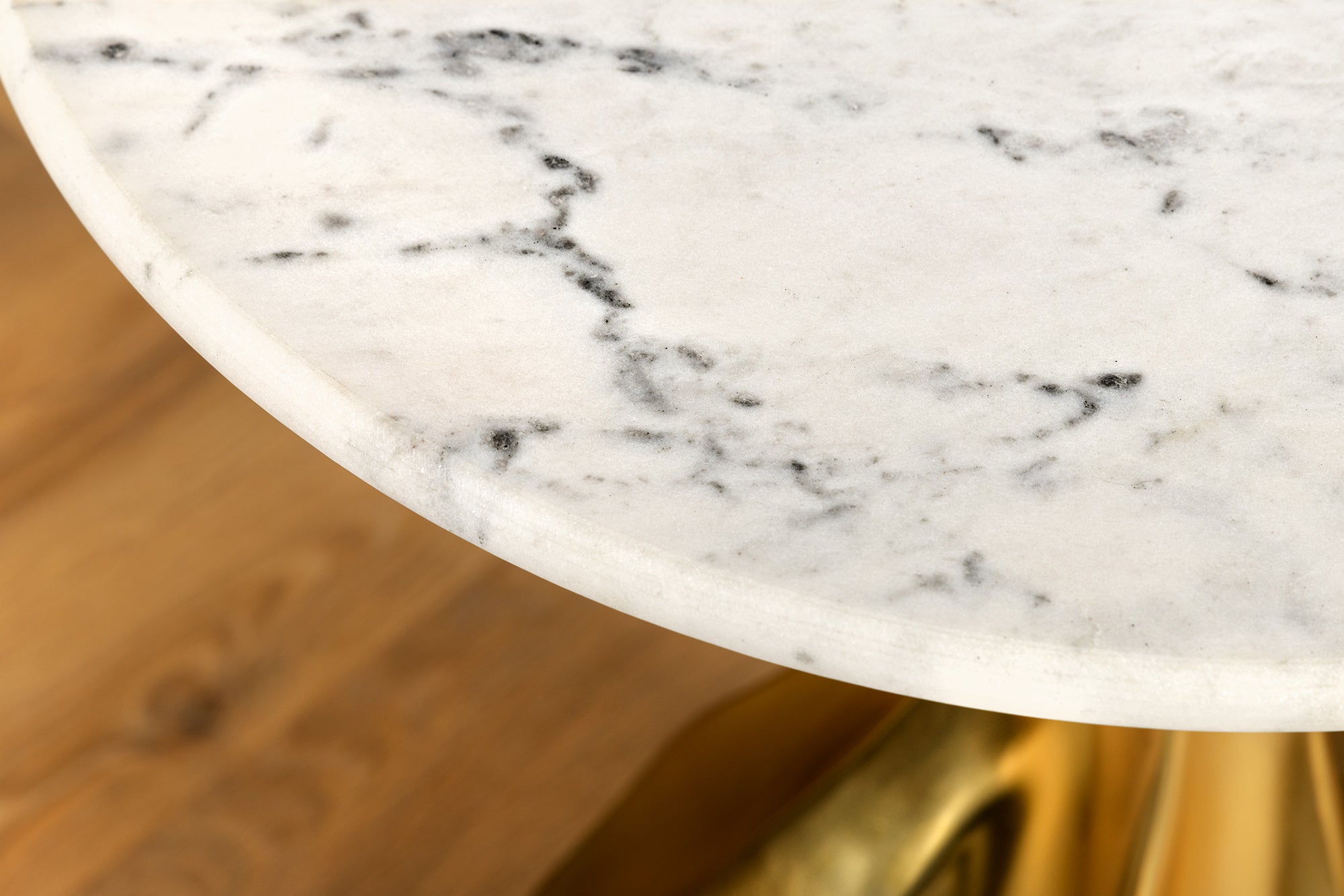TEAR Mesa auxiliar redonda de 60 cm en oro blanco con tapa de mármol hecha a mano