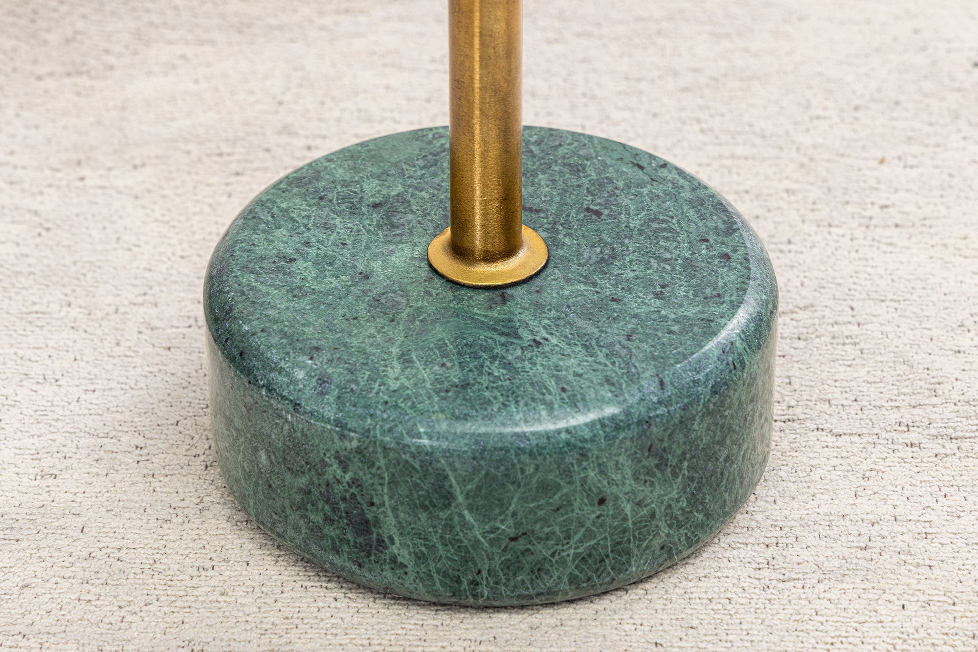TRAYFUL mesa auxiliar redonda 60cm latón antiguo hierro verde base de mármol hecho a mano