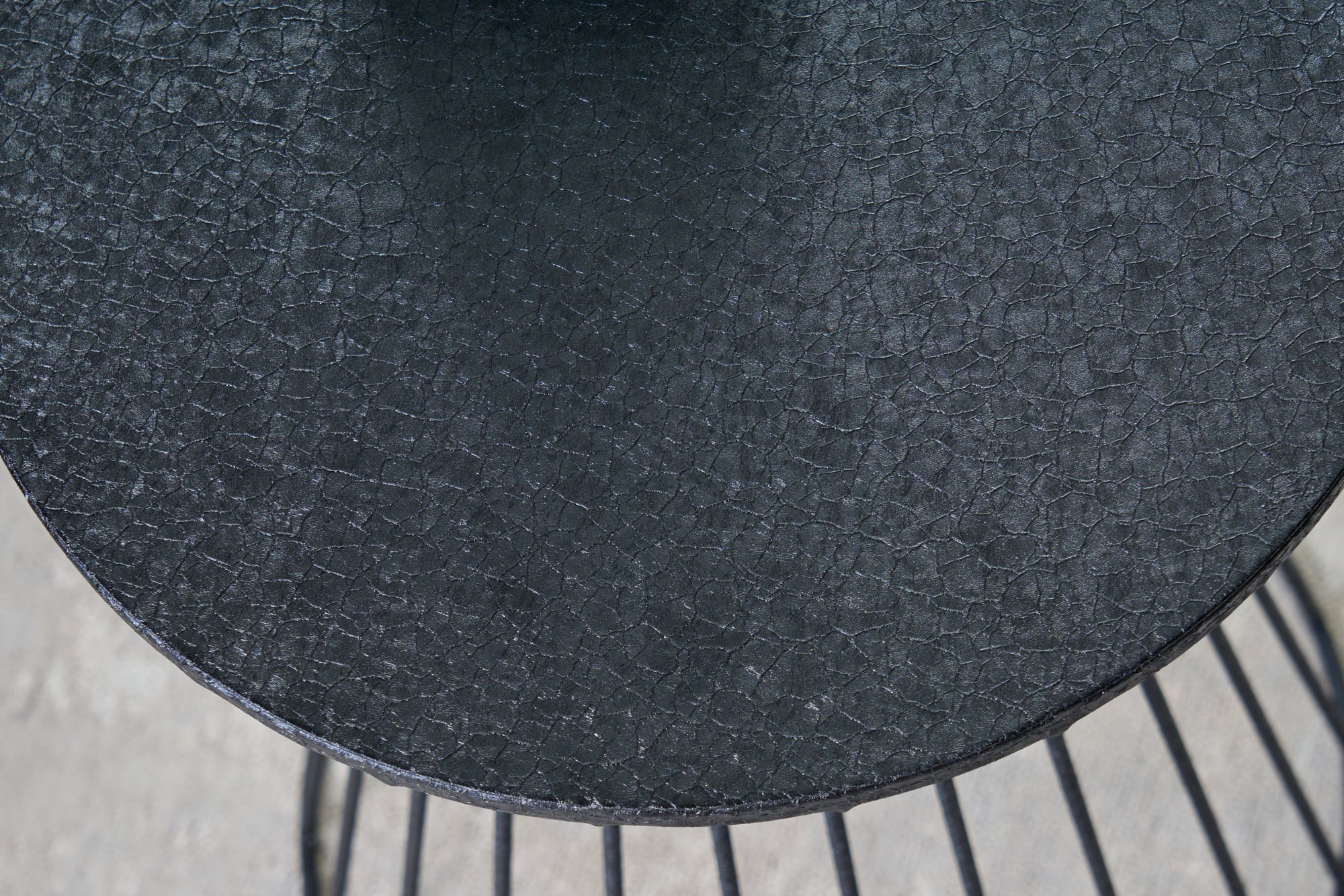 table-dappoint-rond-variation-55cm-structure-en-fer-noir-fait-main_43508 (inv)