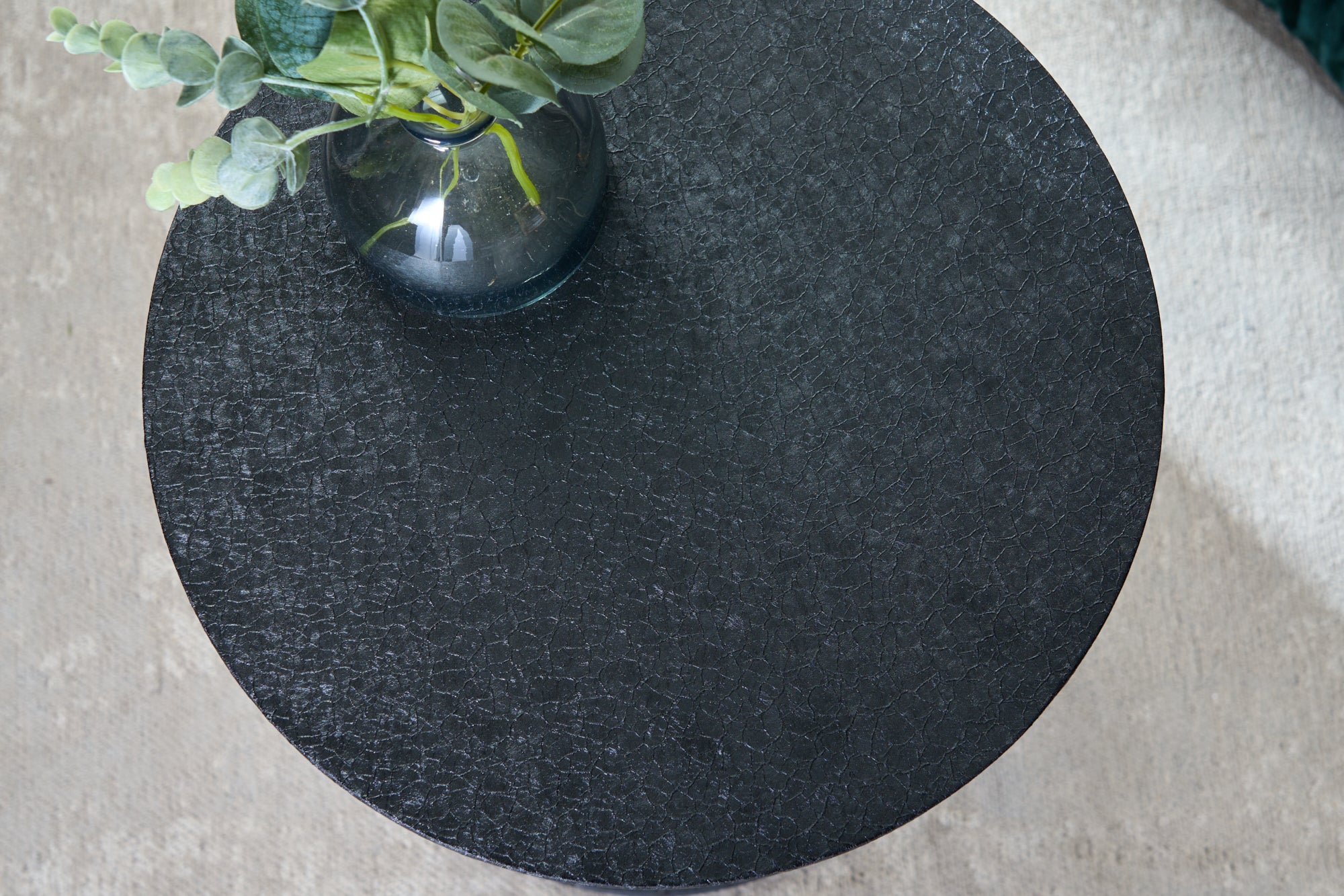 VARIATION Mesa auxiliar redonda de 55 cm con estructura de hierro negro hecha a mano