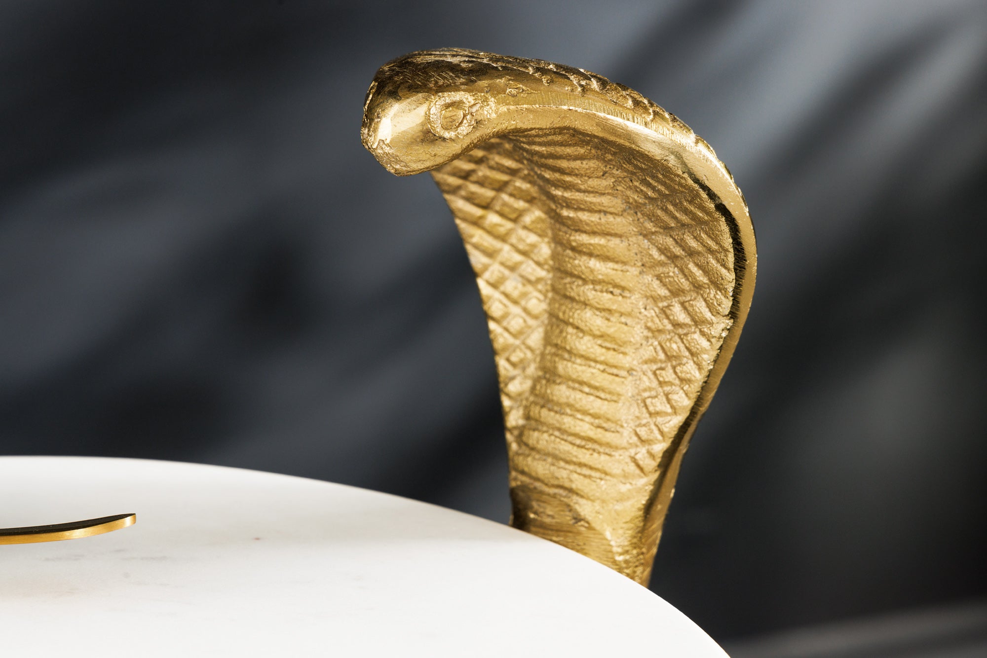 WILDLIFE COBRA Mesa auxiliar redonda de 65cm con escultura de serpiente de mármol blanco dorado hecha a mano