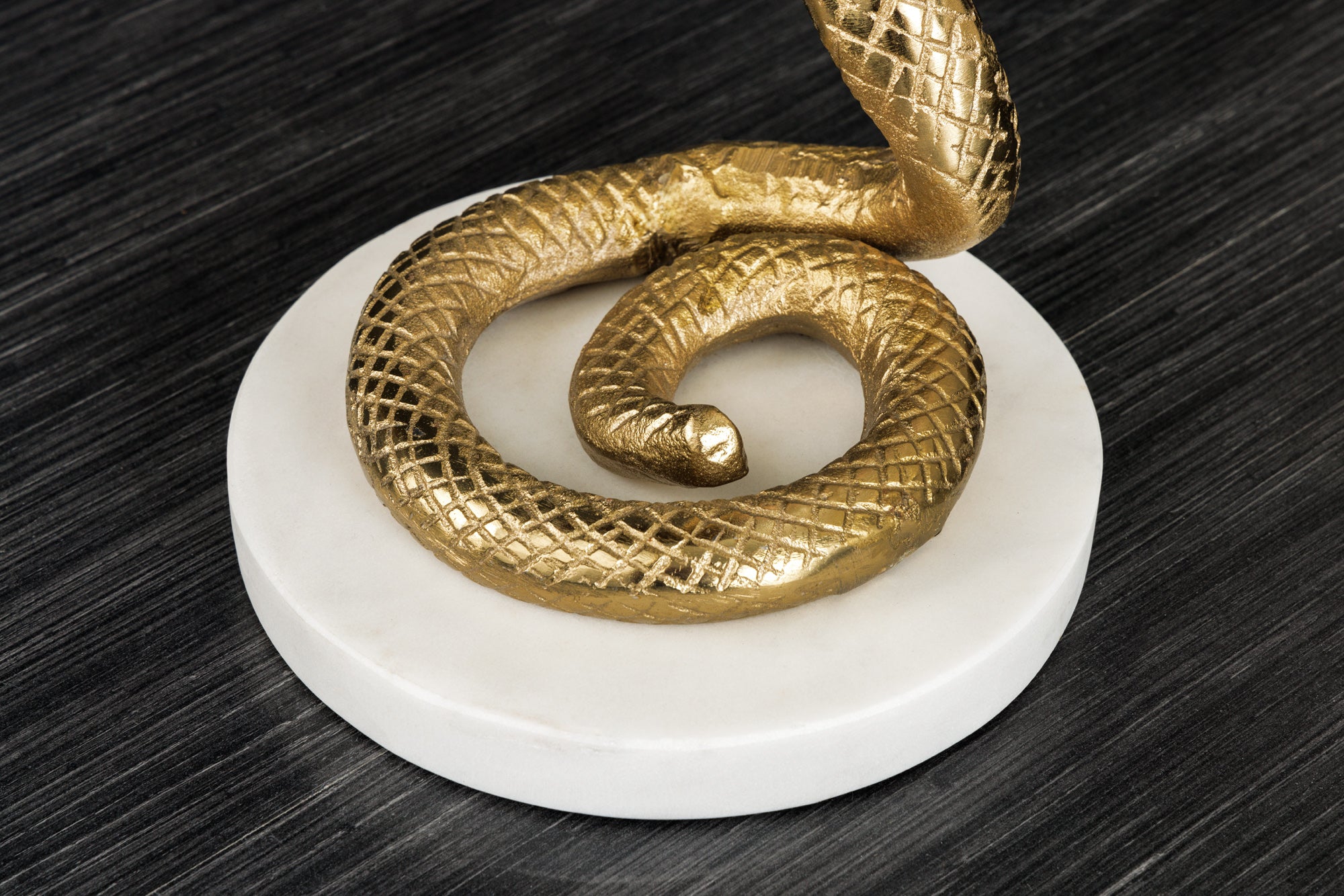 WILDLIFE COBRA Mesa auxiliar redonda de 65cm con escultura de serpiente de mármol blanco dorado hecha a mano