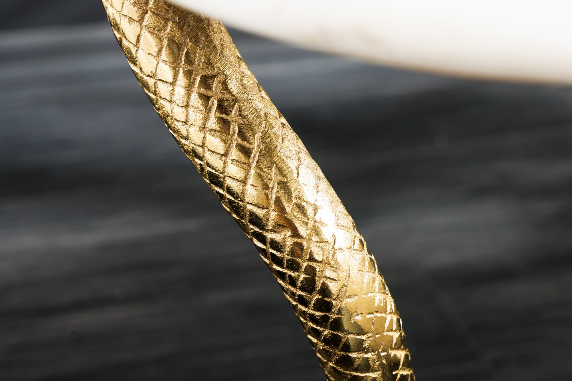 WILDLIFE COBRA Mesa auxiliar redonda de 65cm con escultura de serpiente de mármol blanco dorado hecha a mano
