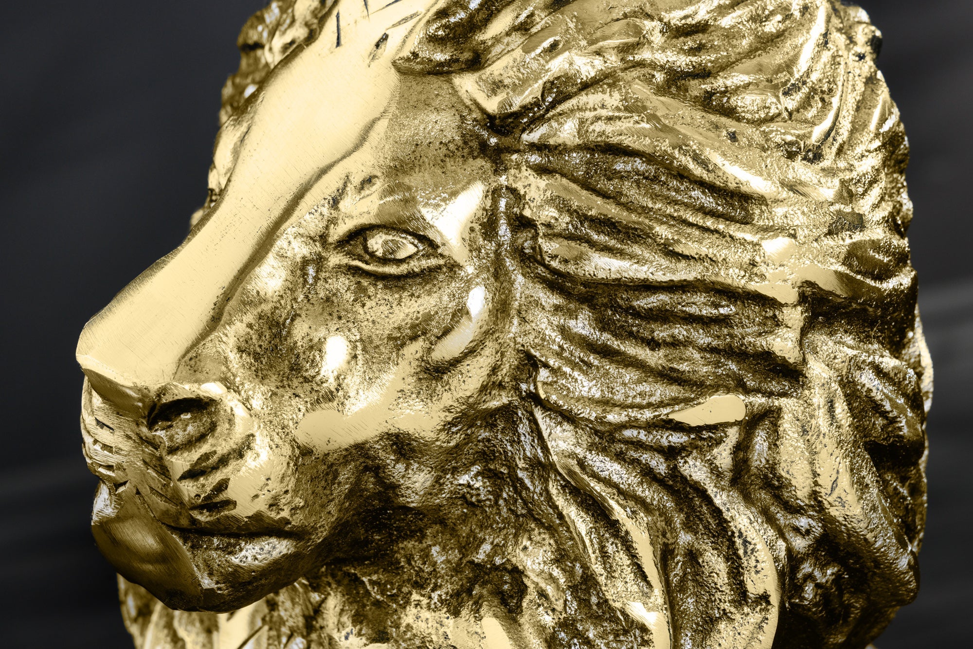 WILDLIFE LION mesa auxiliar redonda 60cm escultura de león en metal dorado antiguo y cristal