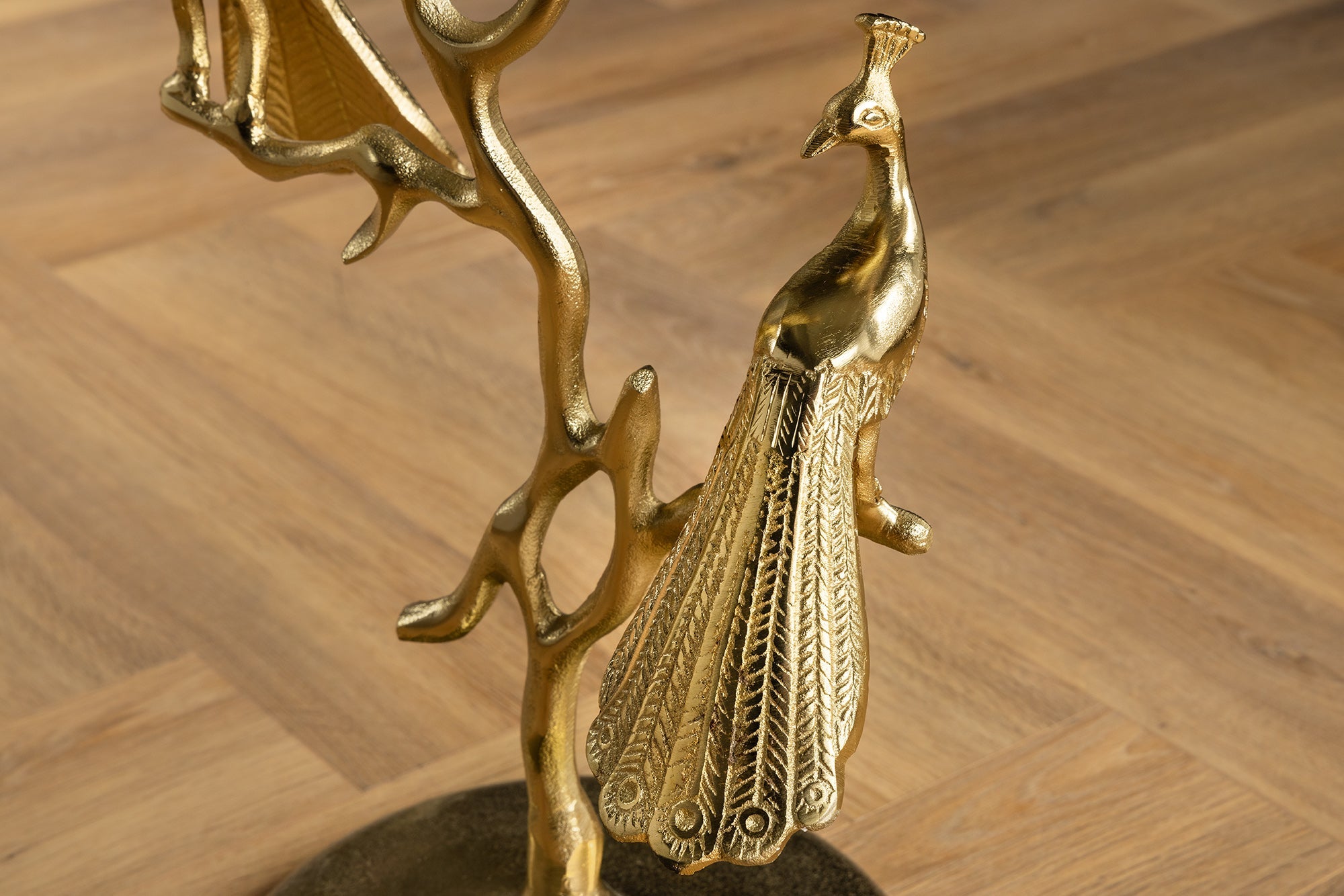 WILDLIFE PEACOCK Mesa auxiliar redonda de 60 cm con tapa de cristal dorado y escultura de pavo real de metal