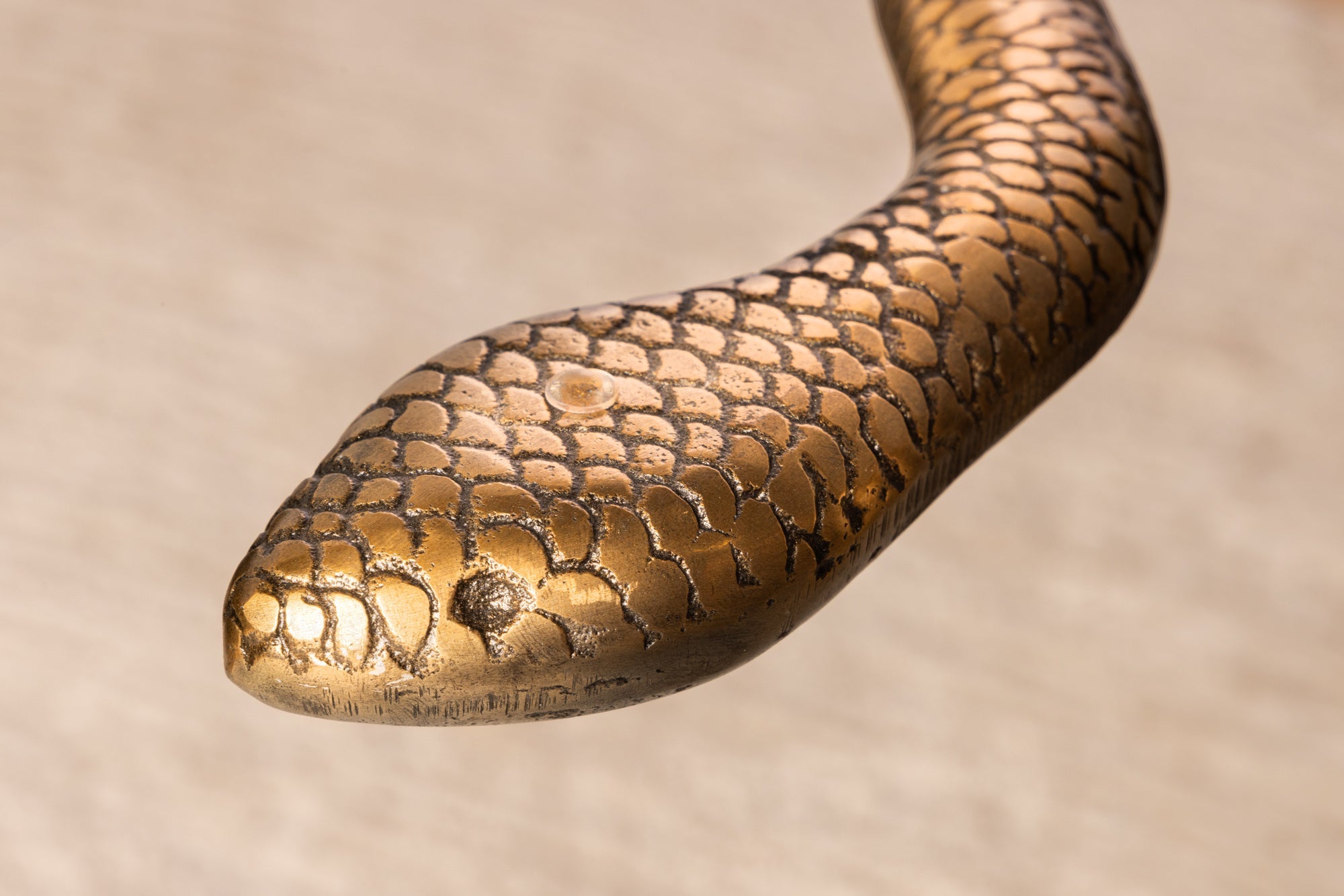 WILDLIFE SNAKE mesa auxiliar redonda 65cm cobre metal antiguo vidrio hecho a mano