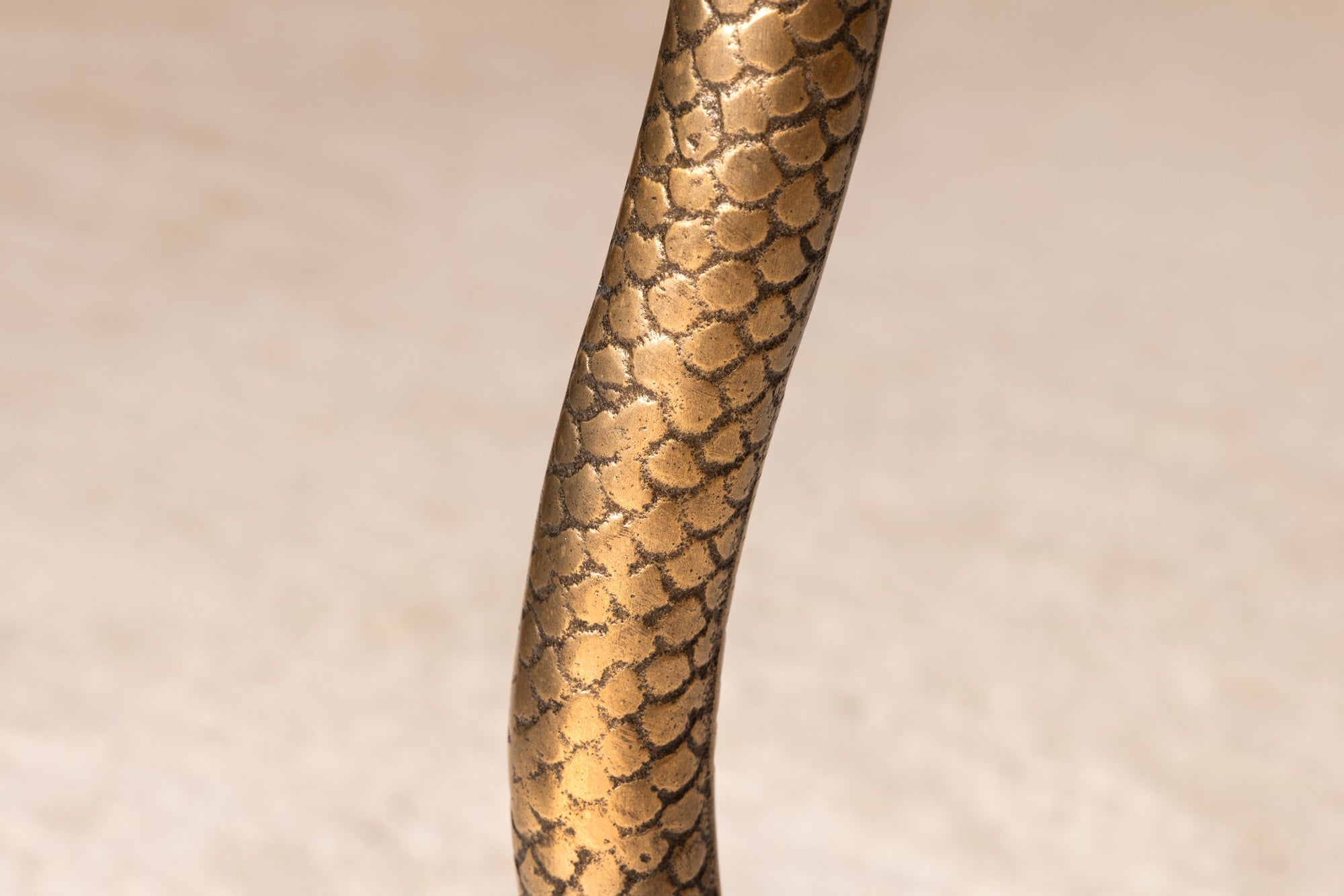 WILDLIFE SNAKE mesa auxiliar redonda 65cm cobre metal antiguo vidrio hecho a mano