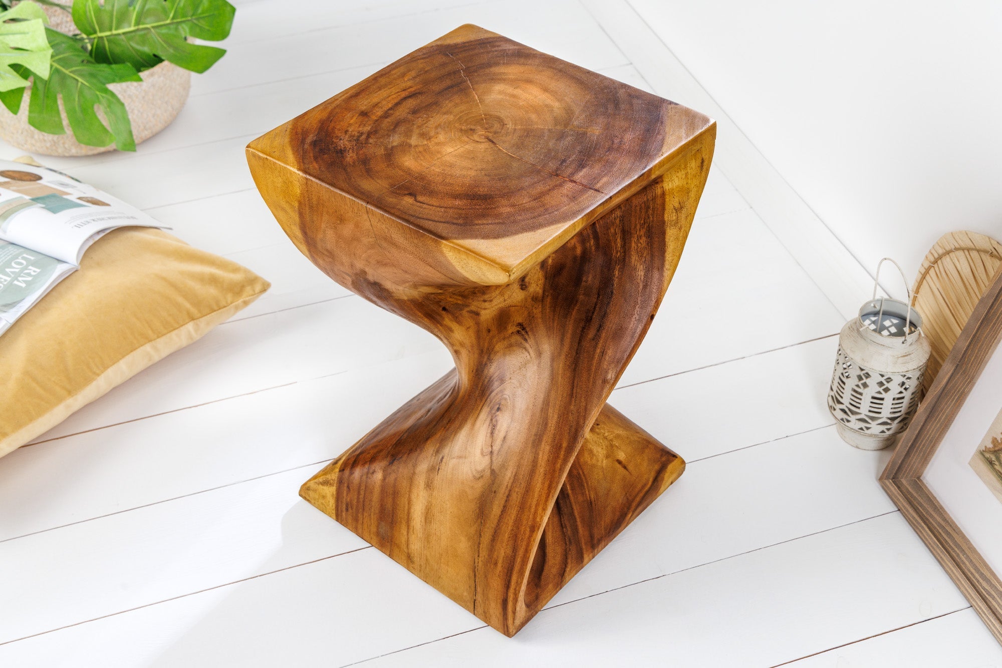 HELIX Mesa auxiliar escultórica de 30cm en madera natural de Suar hecha a mano en Bali taburete