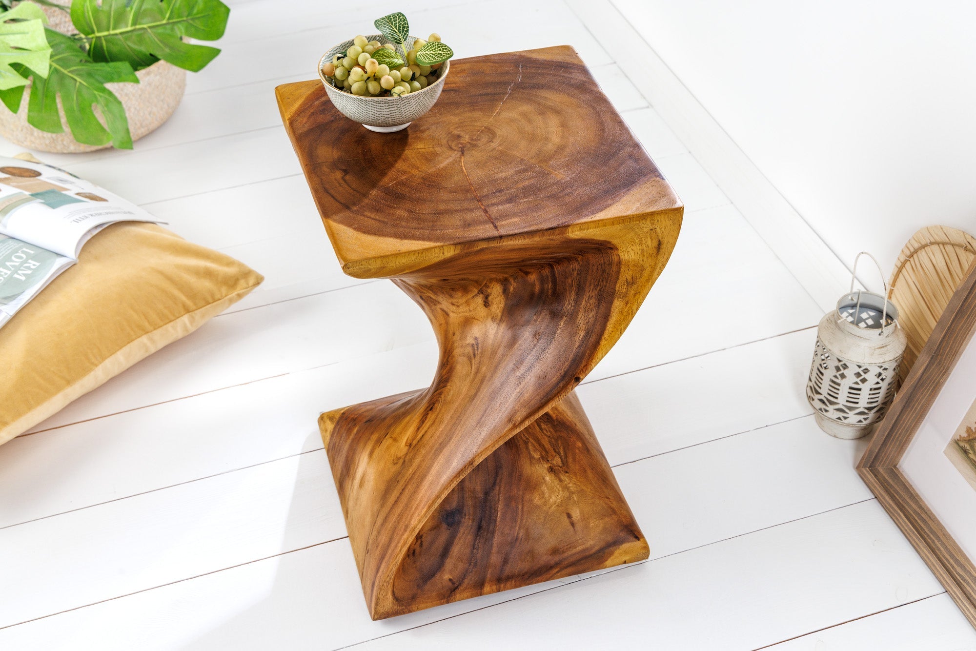 HELIX Mesa auxiliar escultórica de 30cm en madera natural de Suar hecha a mano en Bali taburete